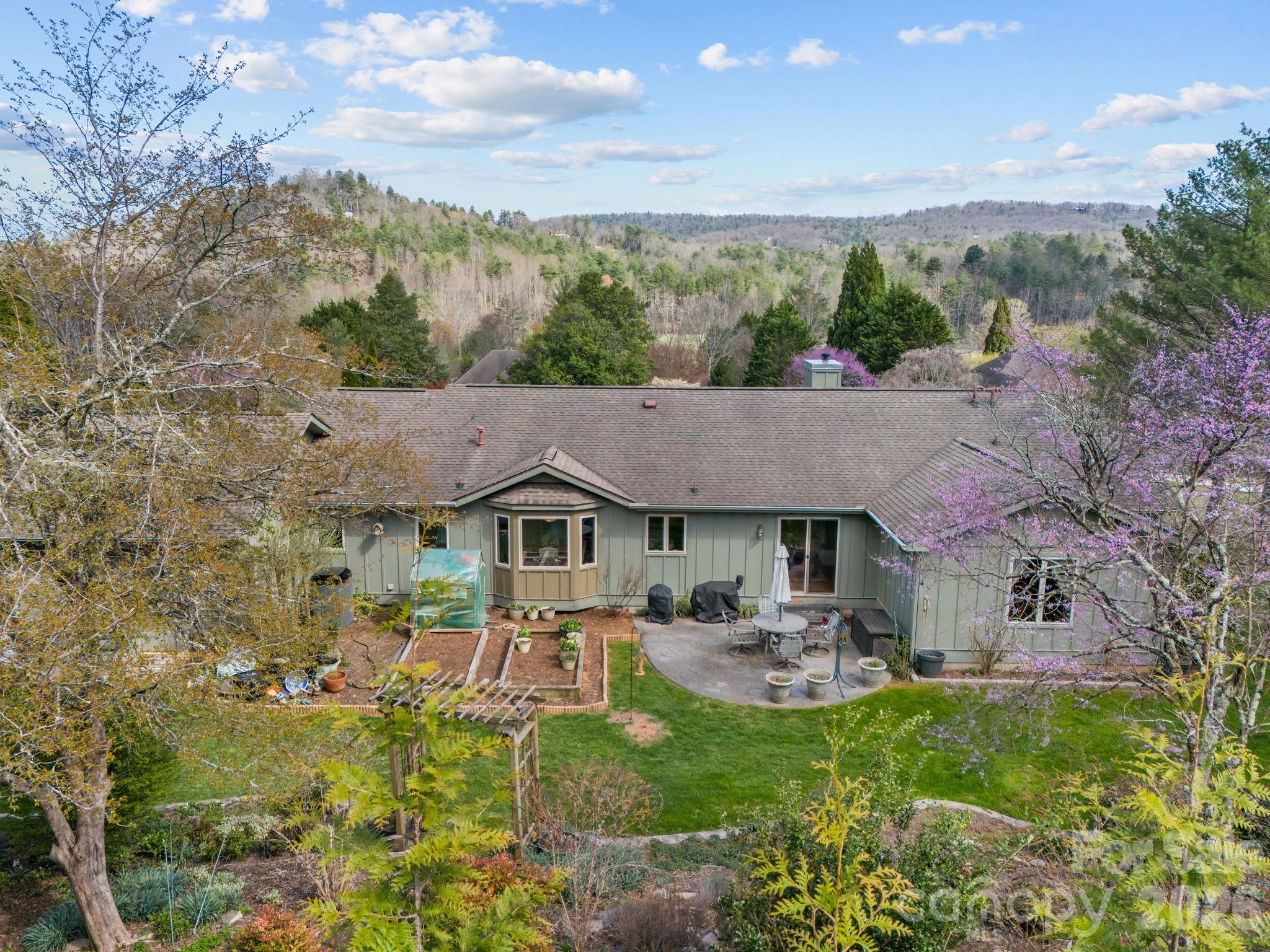 1531 Old Town Way — Hendersonville
