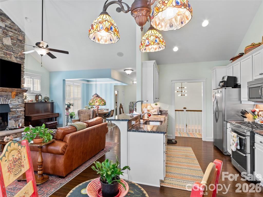 22 S Kaufman Stone Way — Biltmore Lake