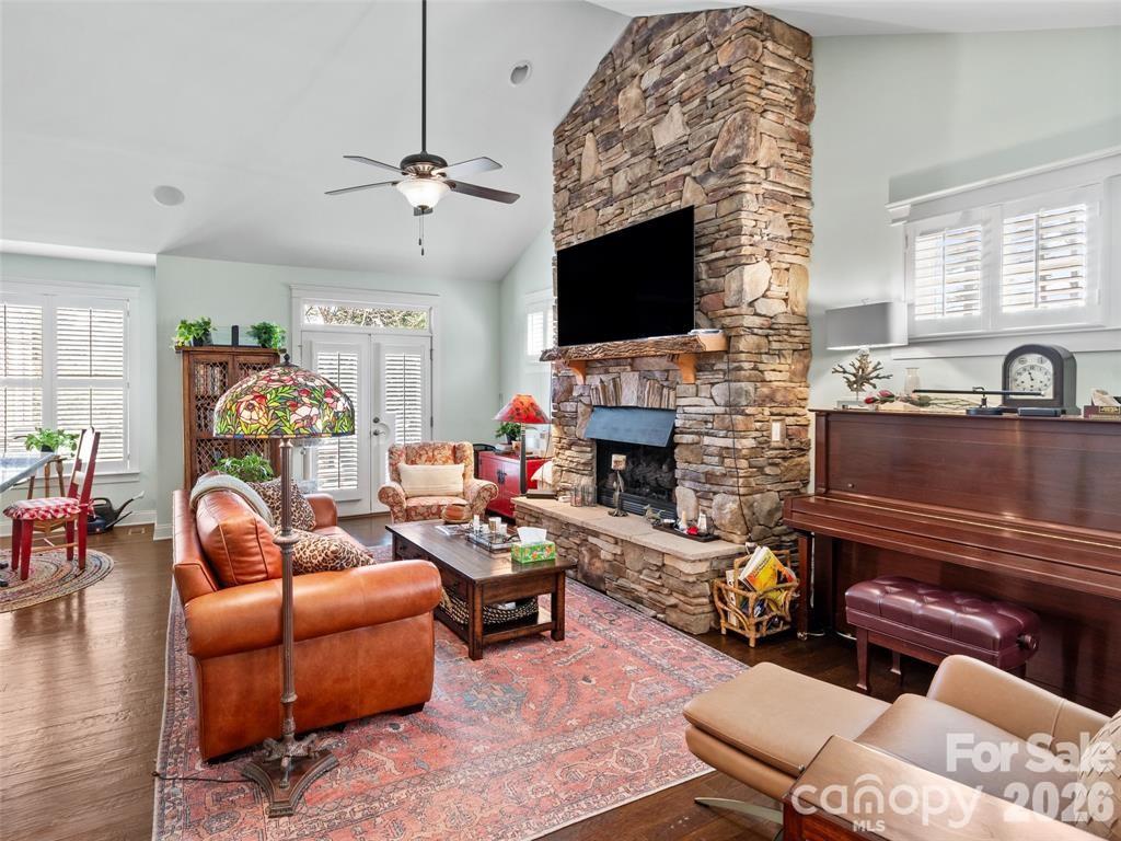 22 S Kaufman Stone Way — Biltmore Lake
