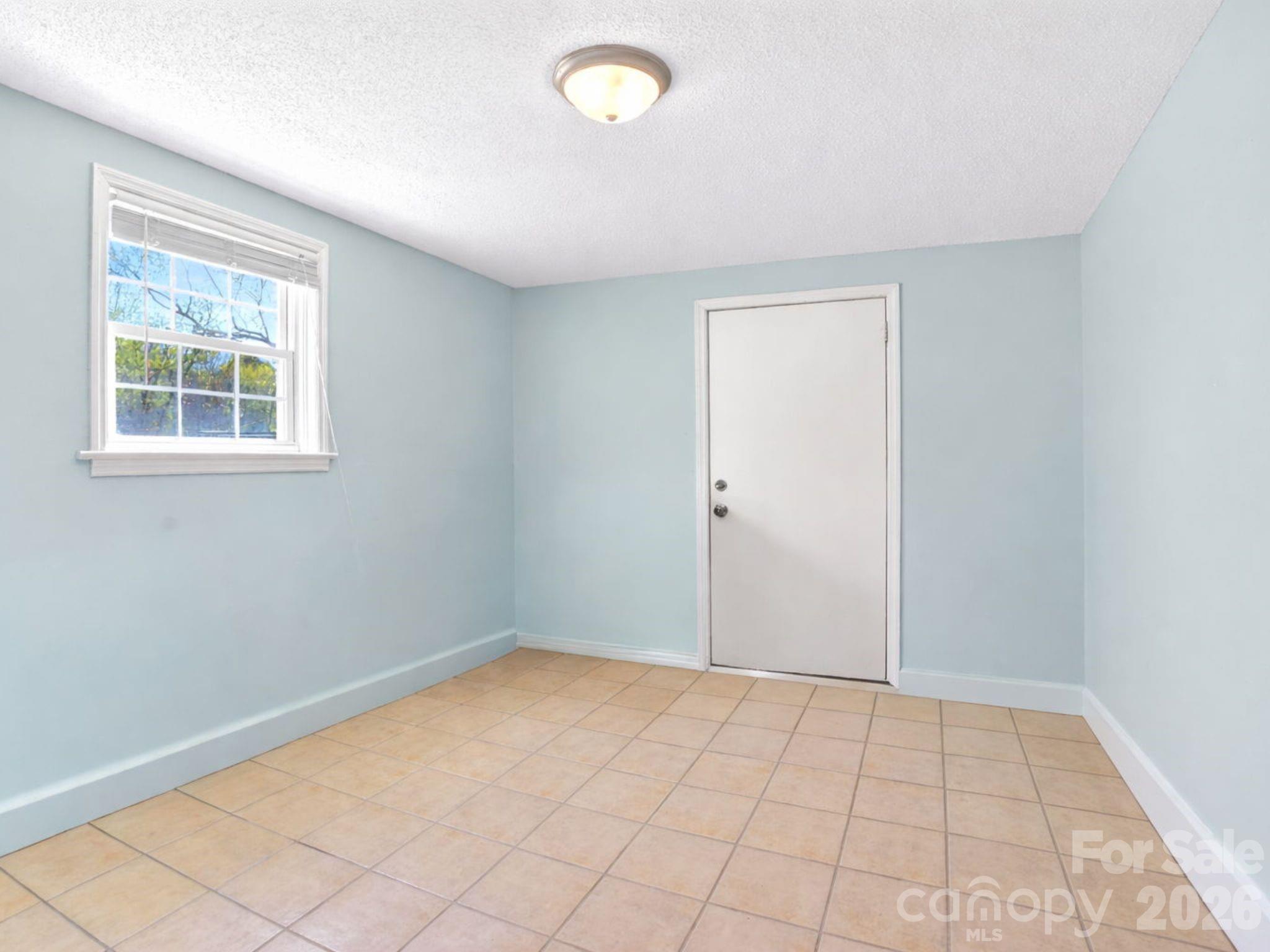 1091 16th Avenue NW — Hickory