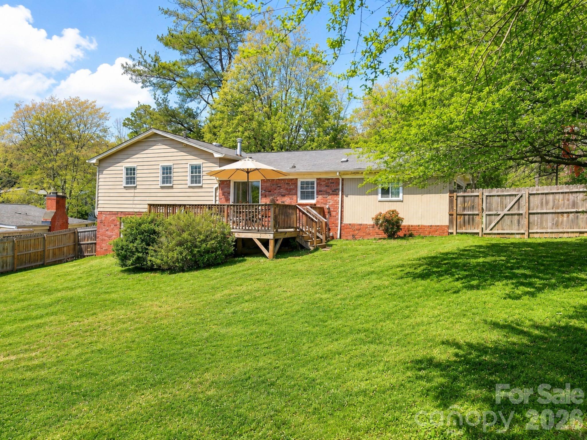 1091 16th Avenue NW — Hickory