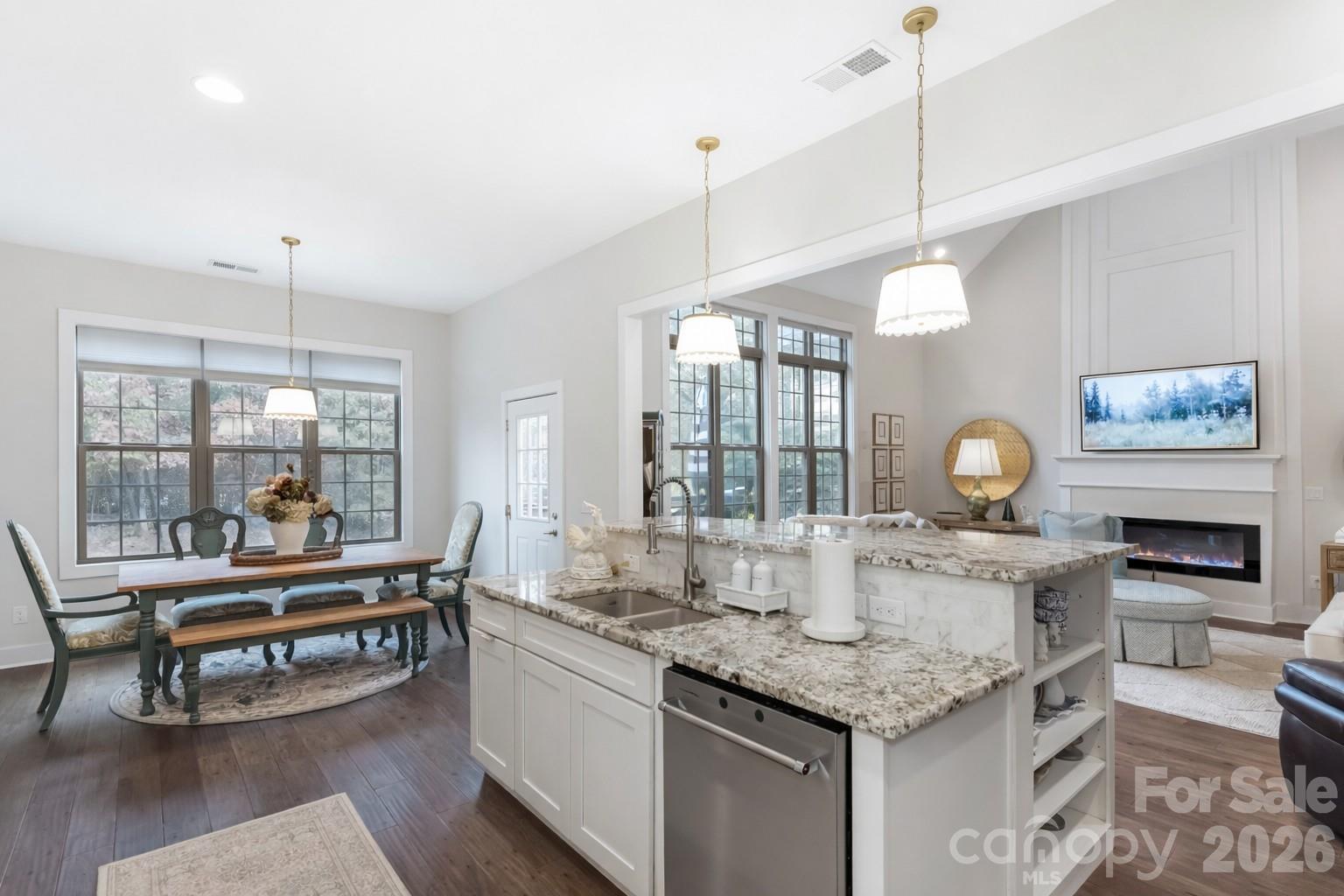 3000 Applewood Point Lane — Belmont