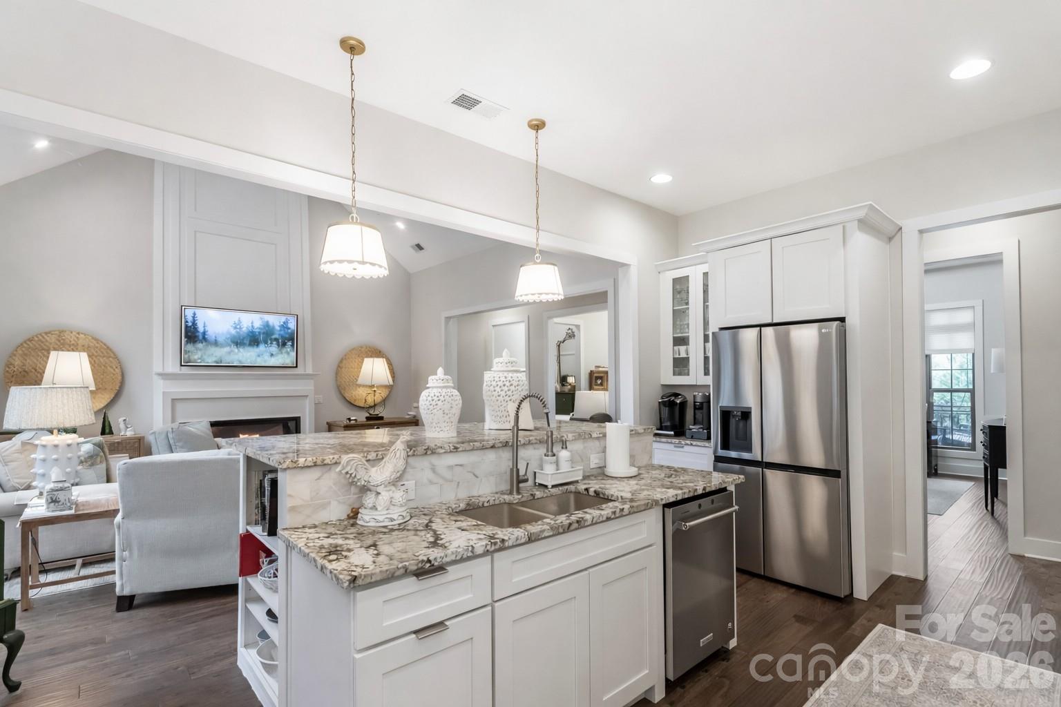3000 Applewood Point Lane — Belmont