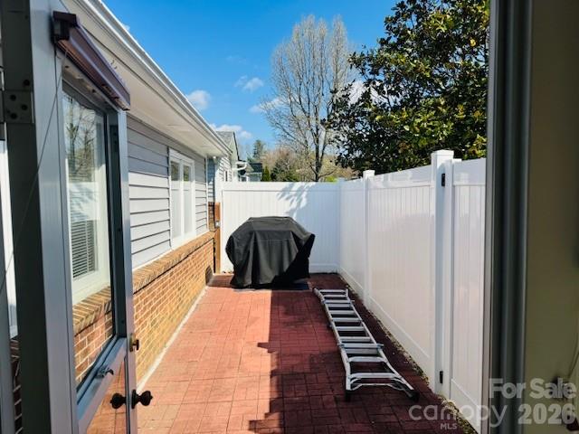 200 Dartcrest Drive — Hendersonville