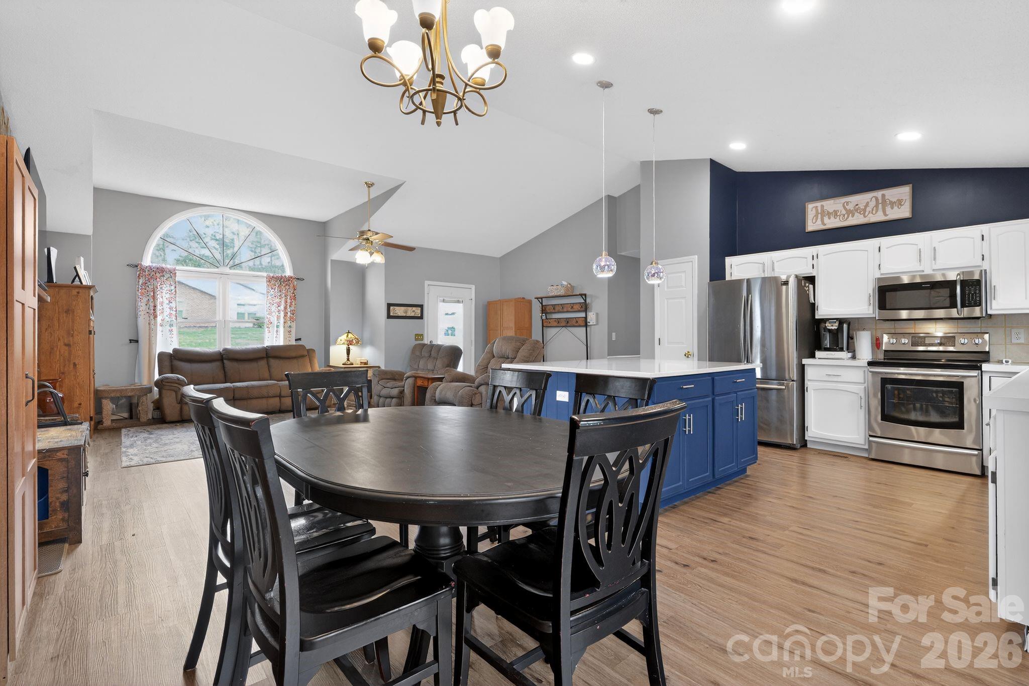 1163 Hidden Creek Circle — Hickory