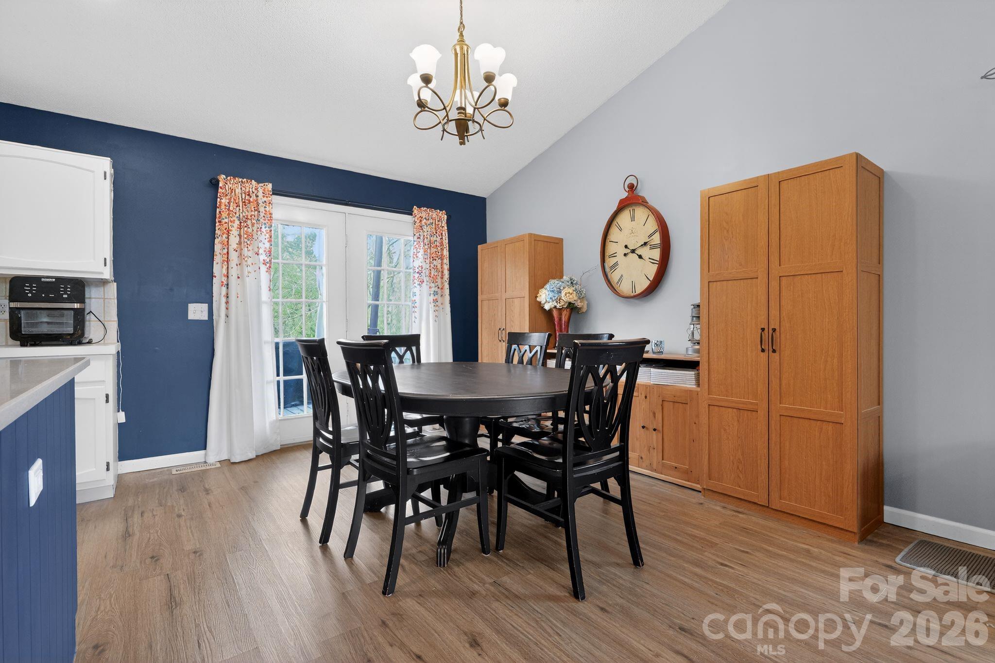 1163 Hidden Creek Circle — Hickory