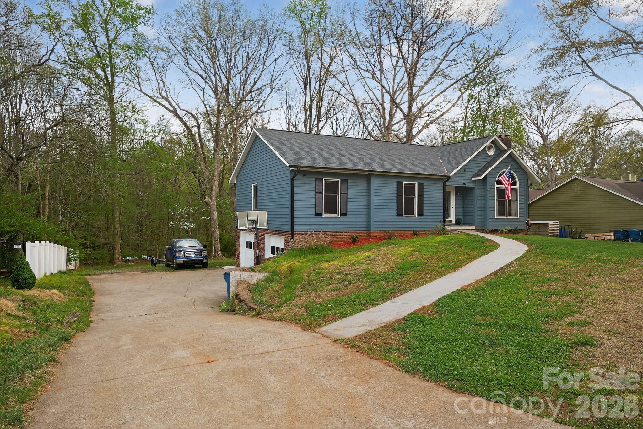 1163 Hidden Creek Circle — Hickory