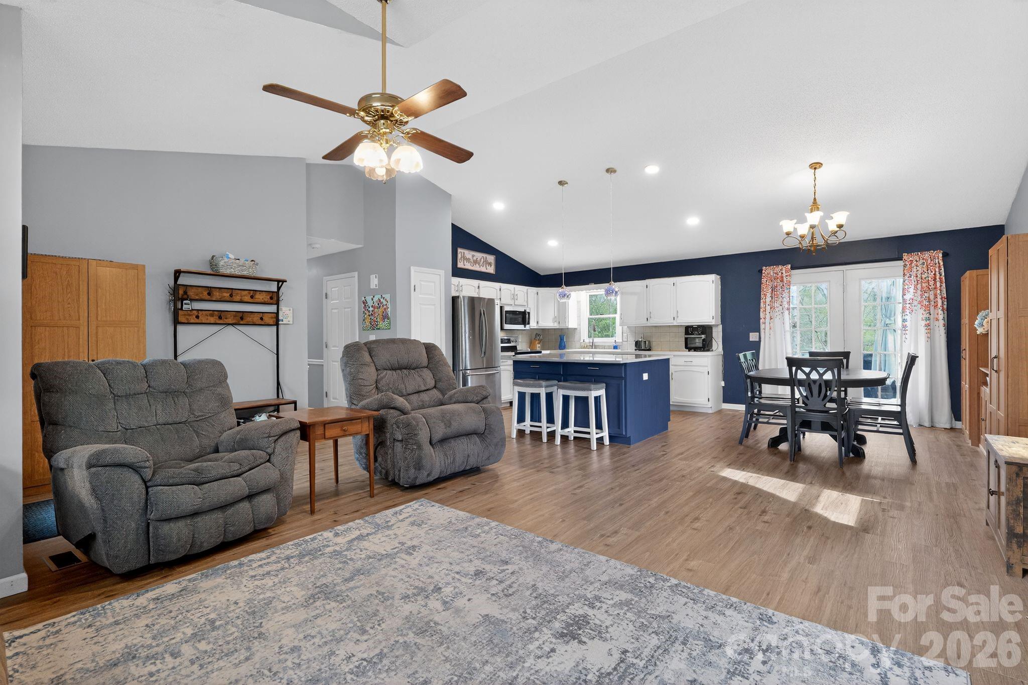 1163 Hidden Creek Circle — Hickory