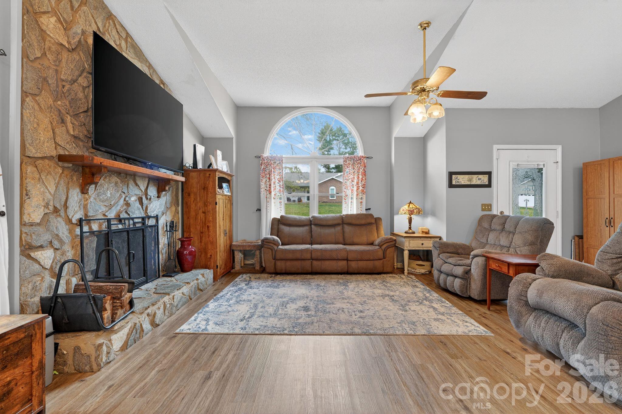1163 Hidden Creek Circle — Hickory