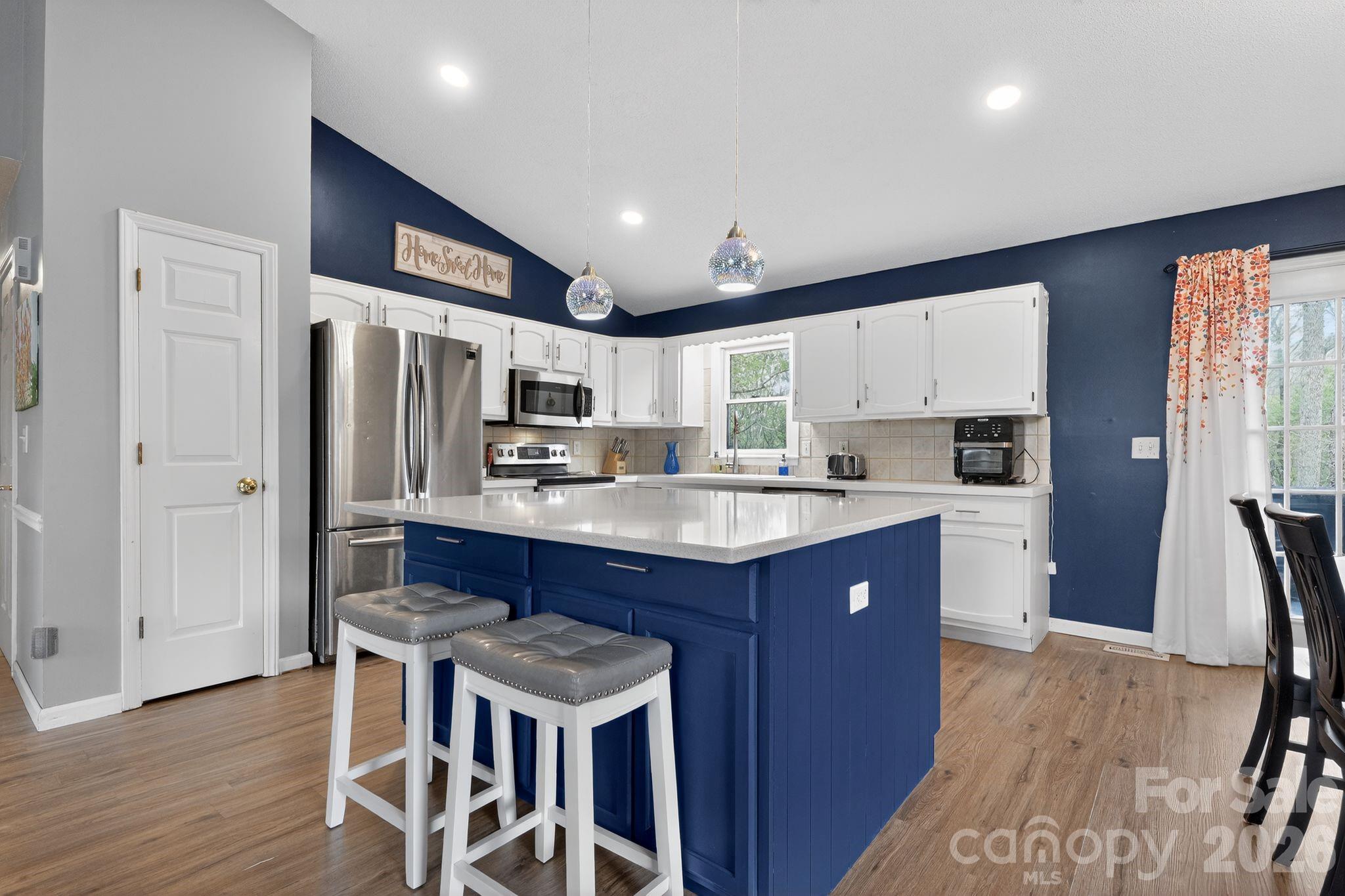1163 Hidden Creek Circle — Hickory