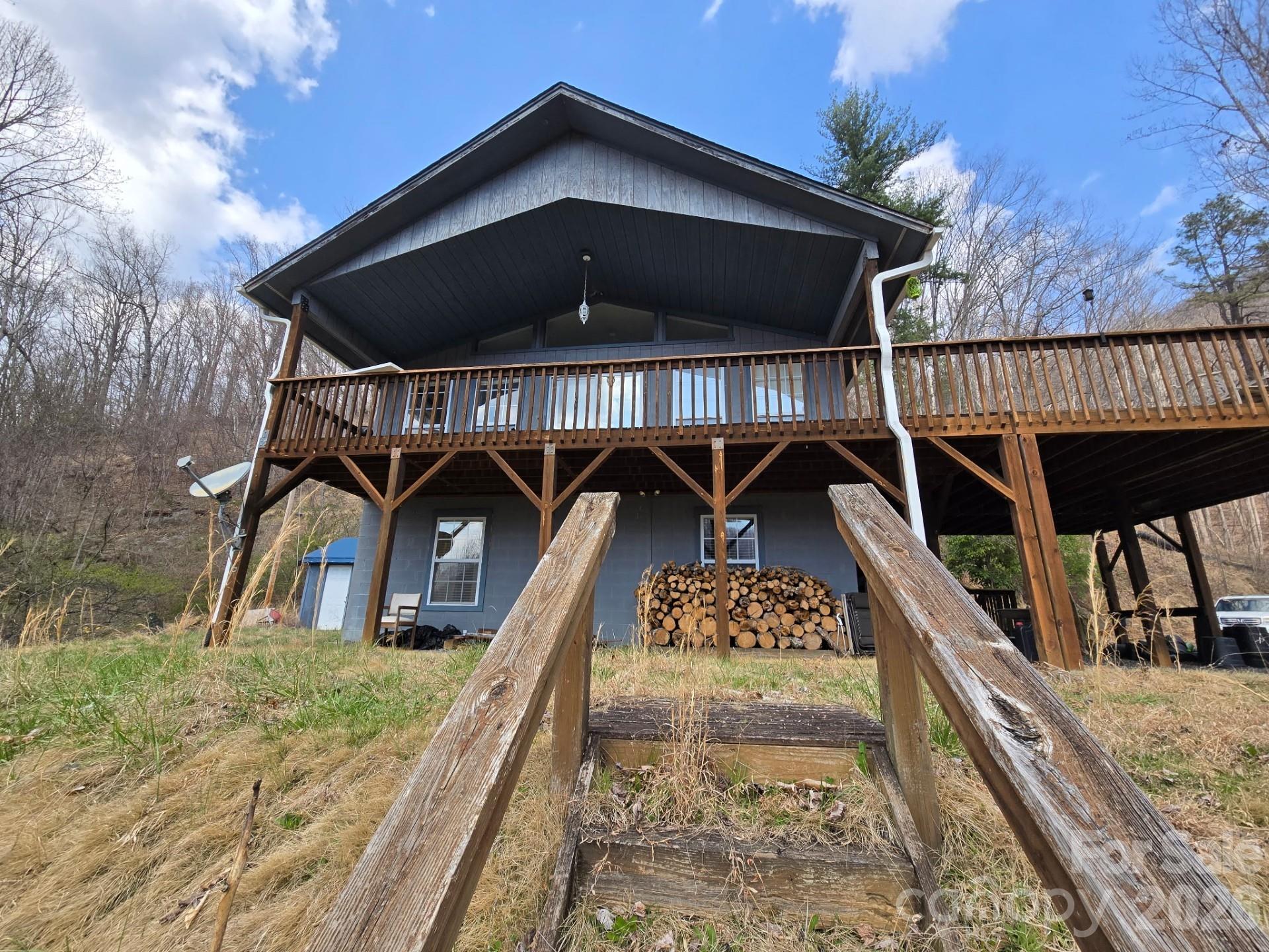 987 West Road — Hot Springs