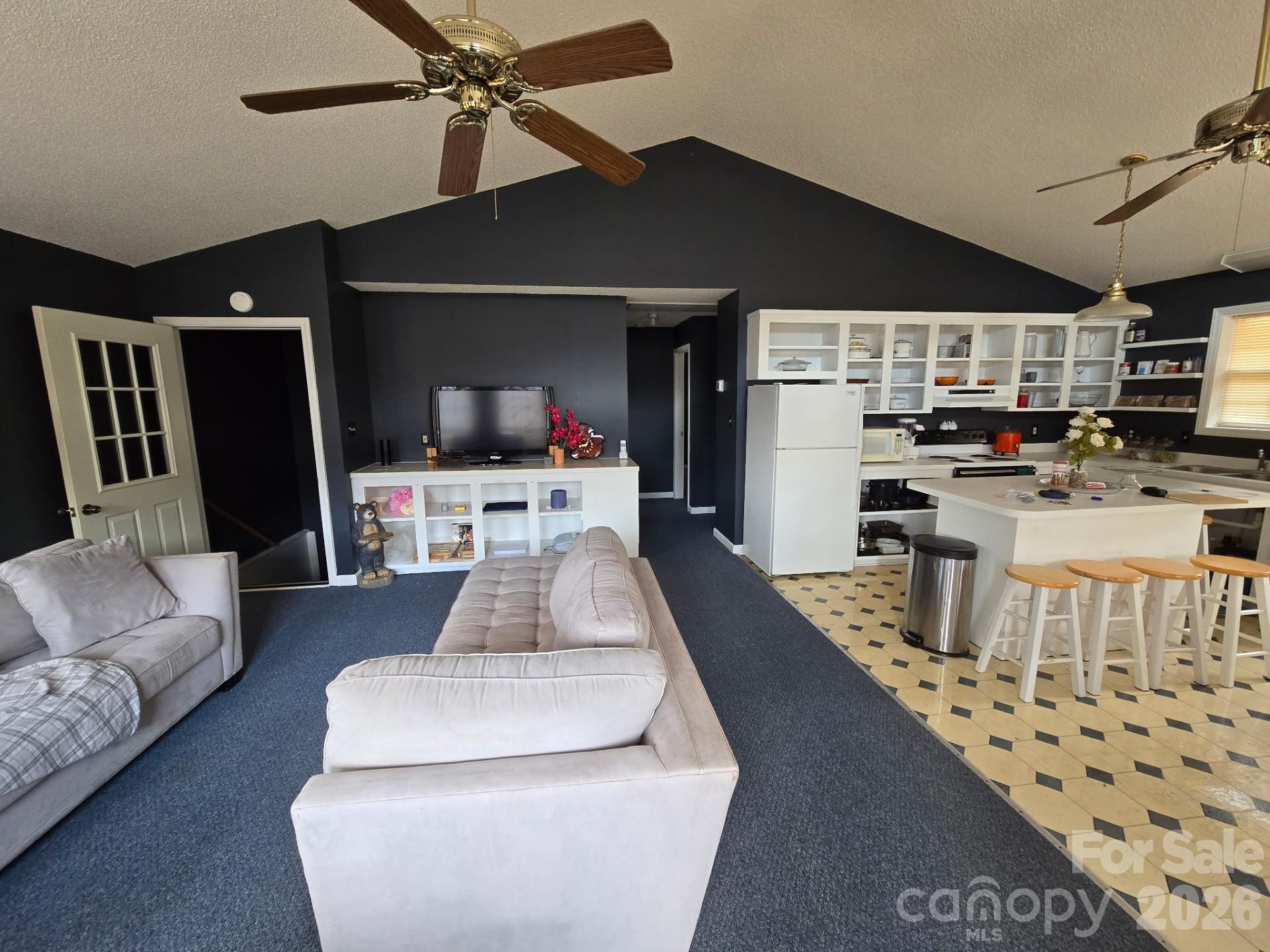 987 West Road — Hot Springs