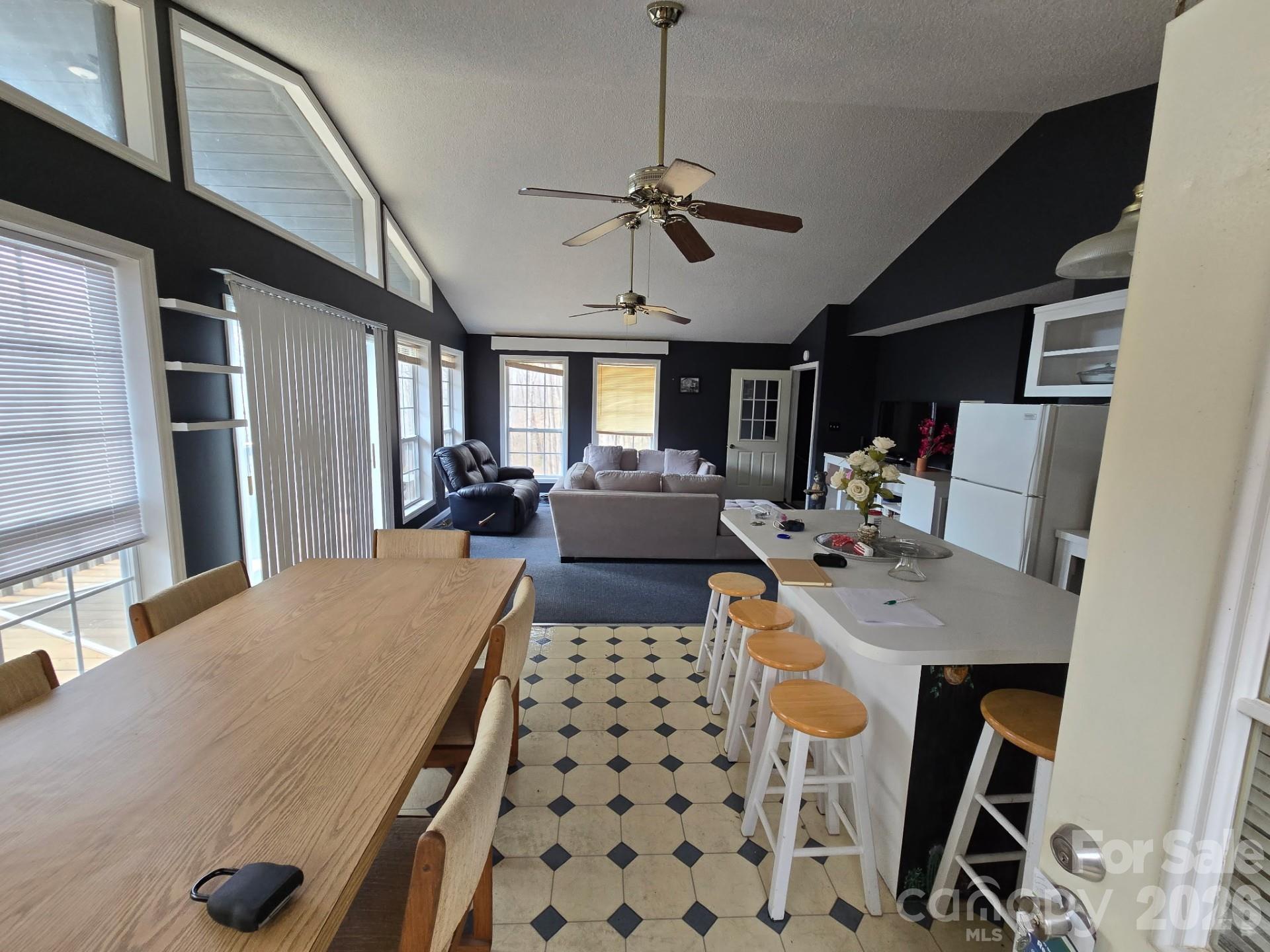 987 West Road — Hot Springs