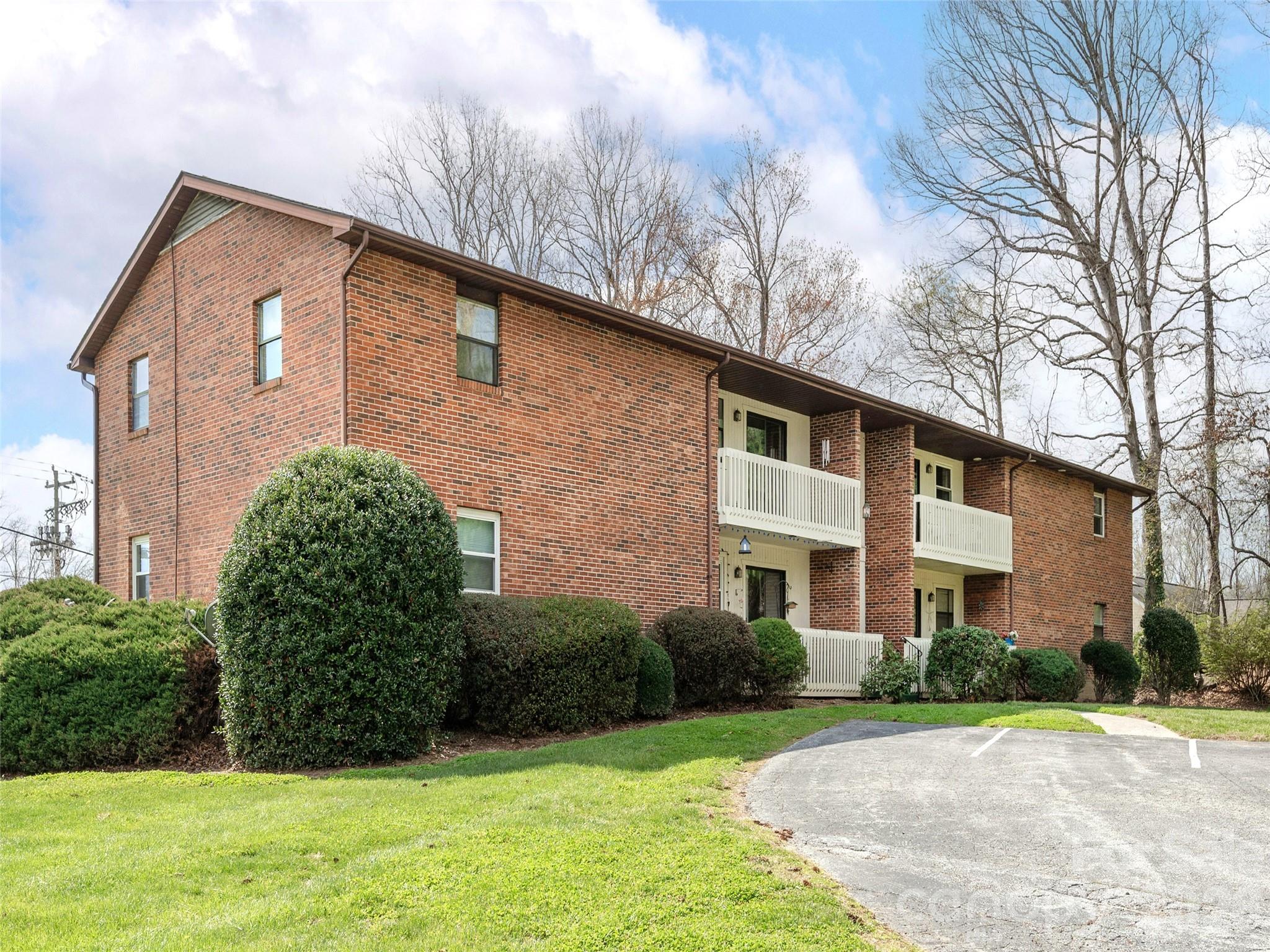 103 Oakwood Place #4 — Hendersonville