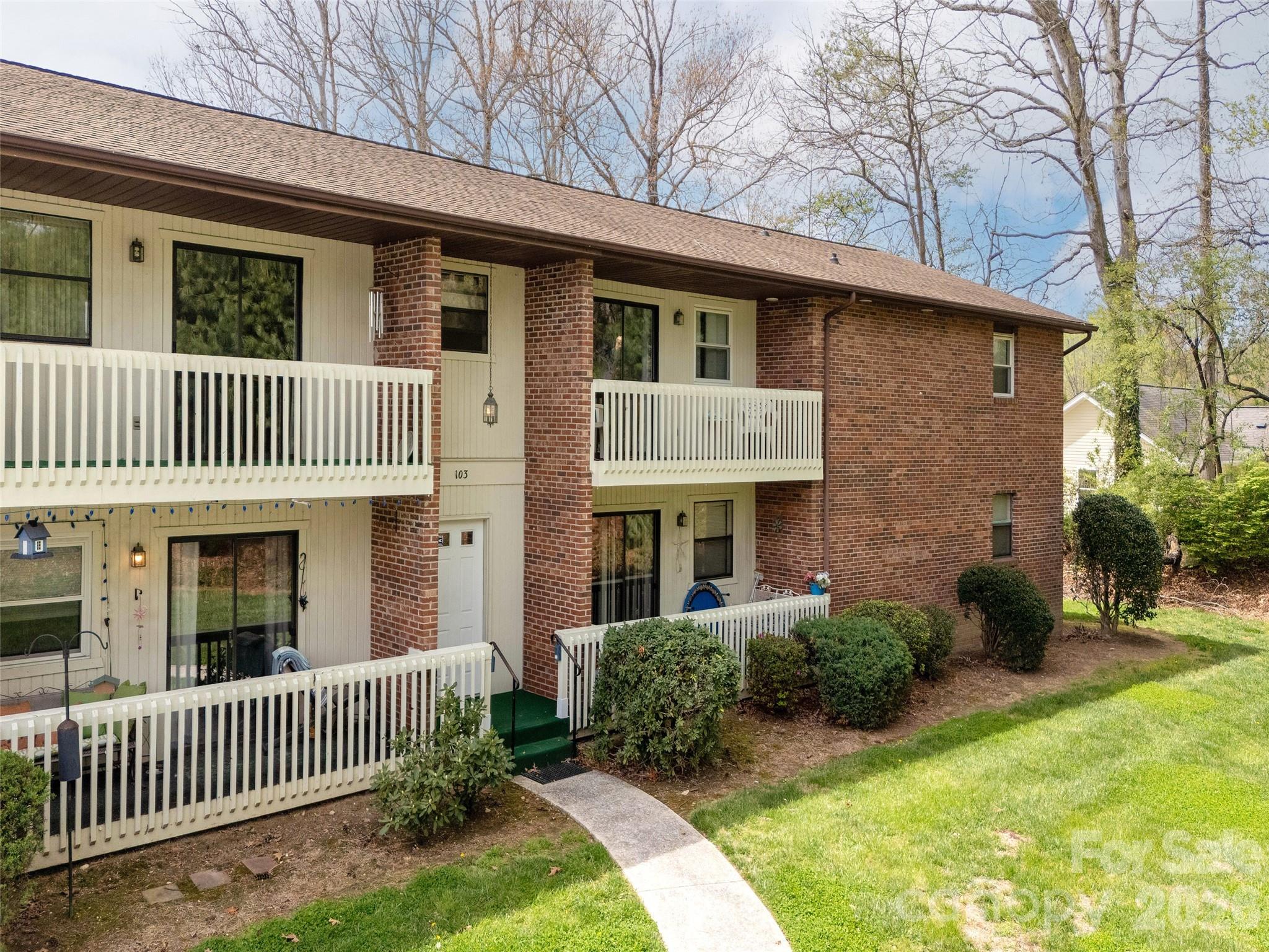 103 Oakwood Place #4 — Hendersonville