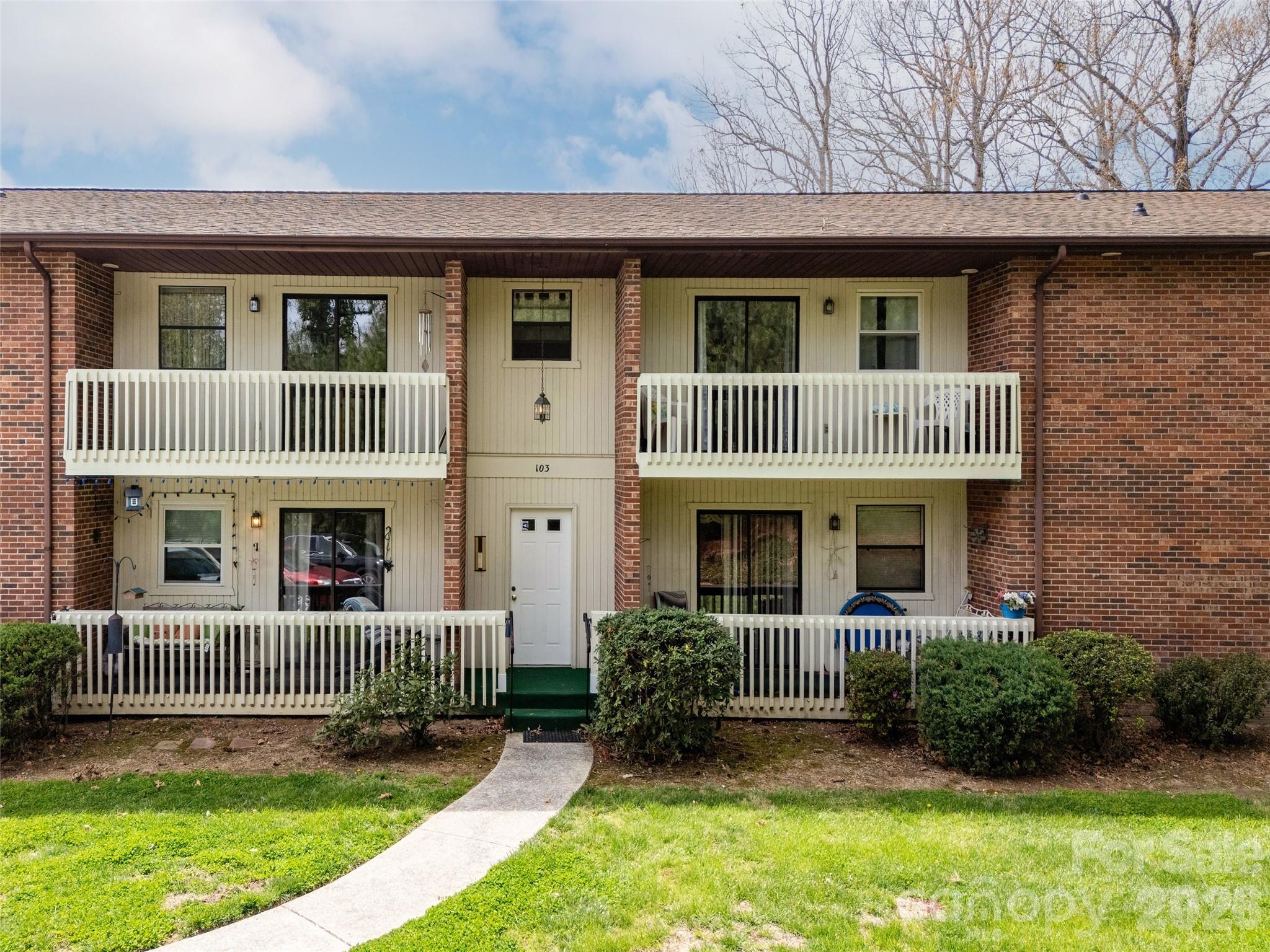 103 Oakwood Place #4 — Hendersonville