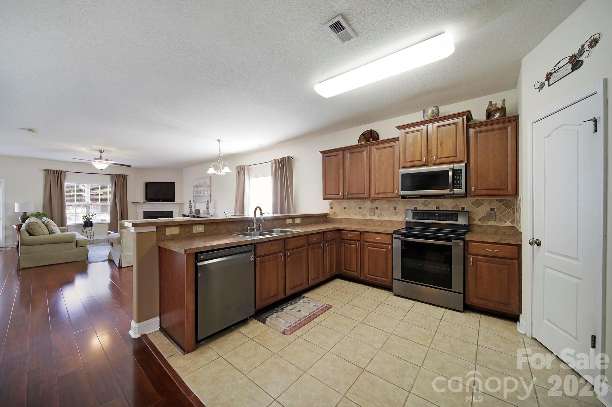 2492 Glyncastle Way — Gastonia