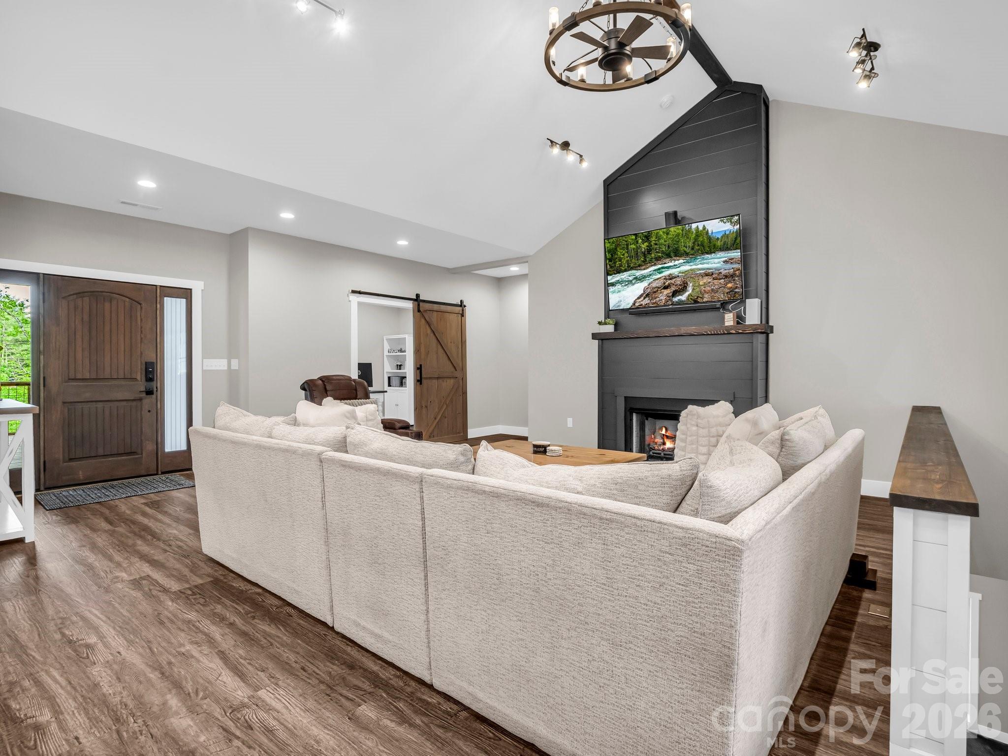 5717 Turnpike Road — Horse Shoe