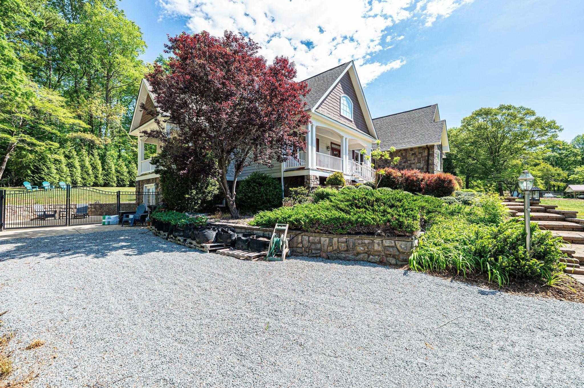 3085 James Street — Catawba