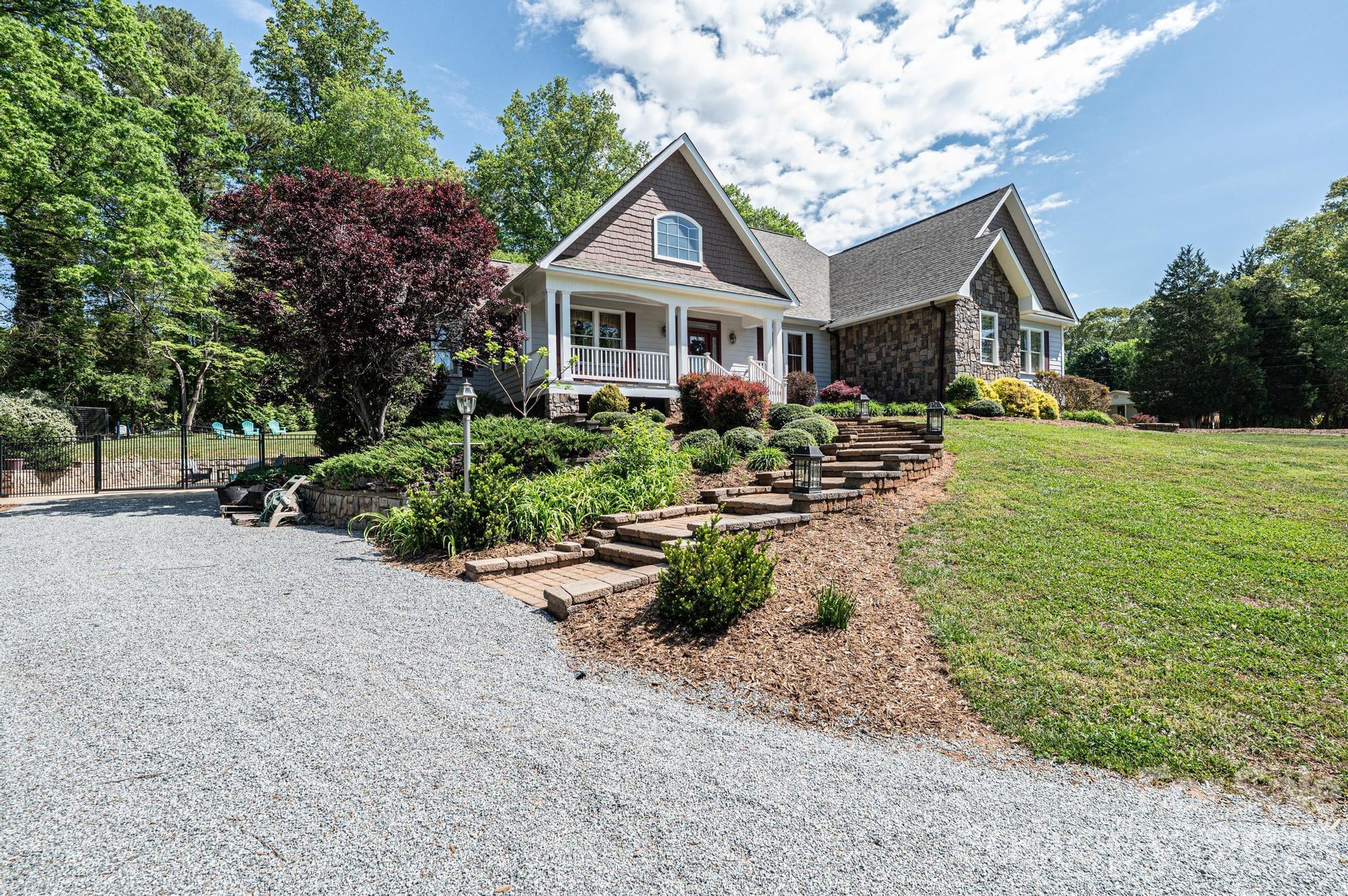 3085 James Street — Catawba