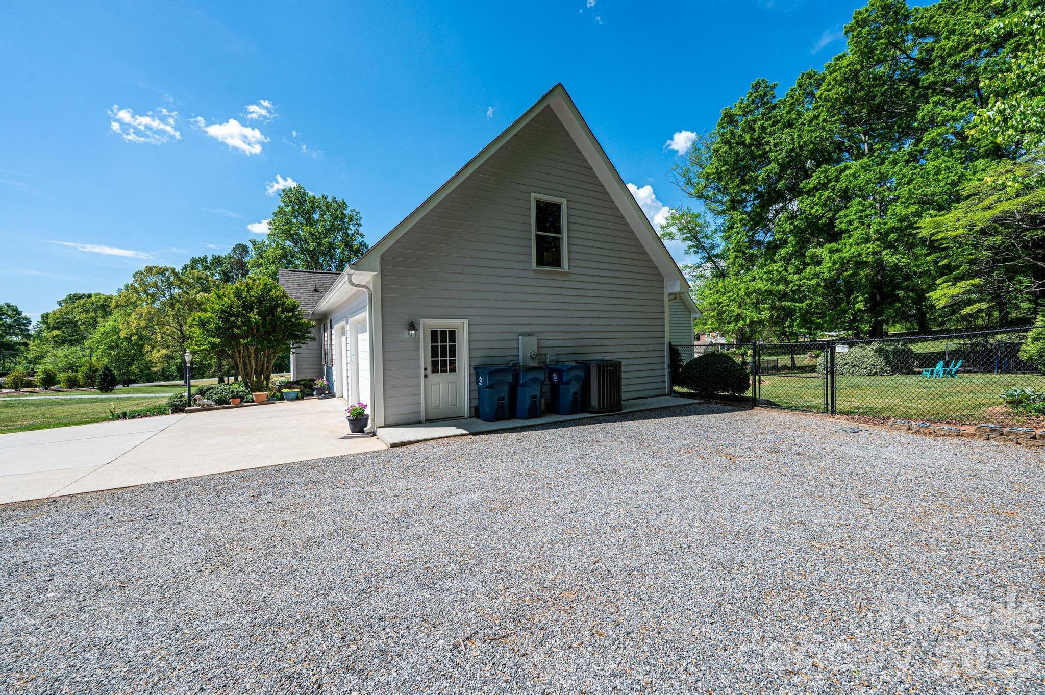 3085 James Street — Catawba