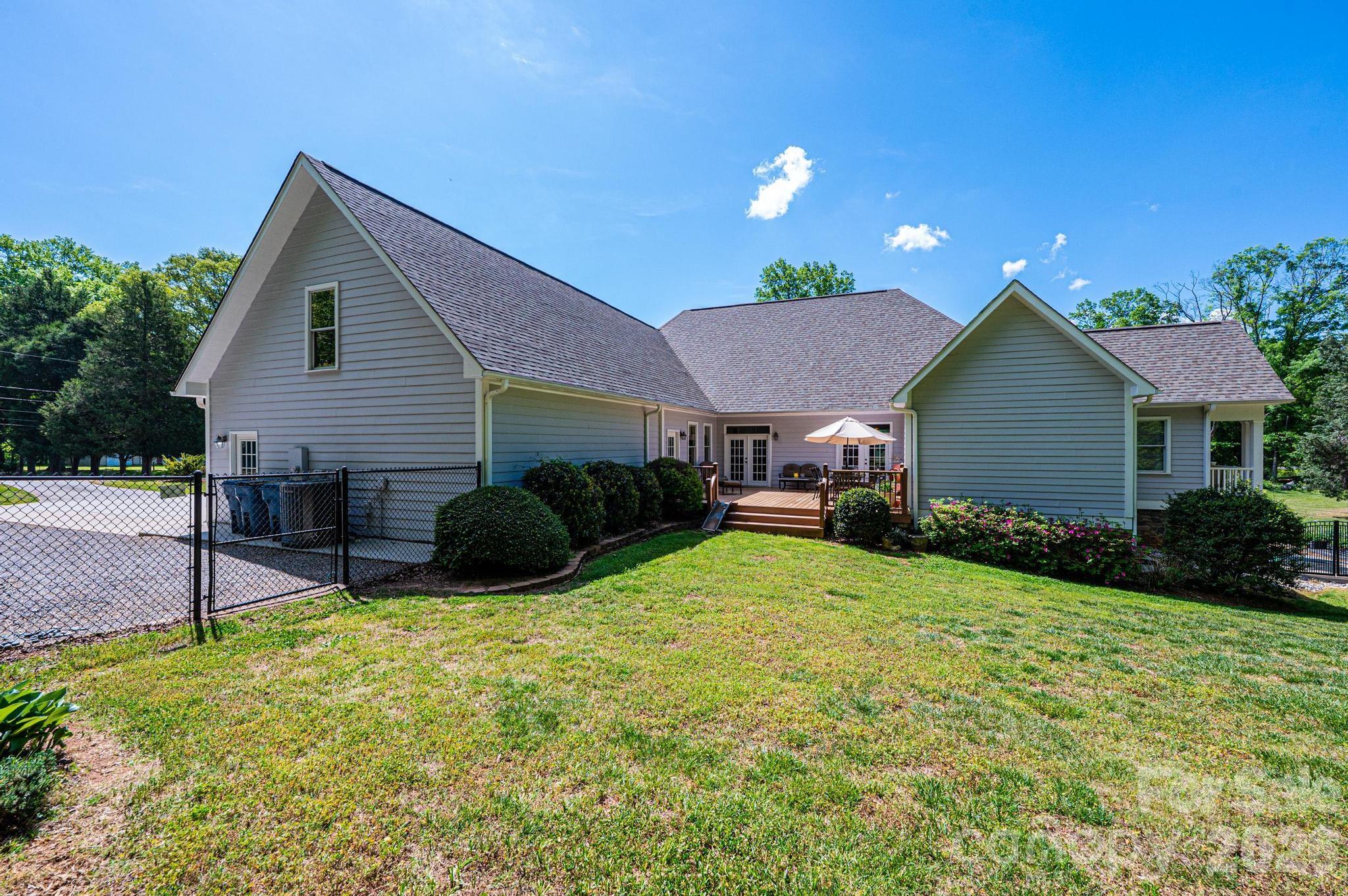 3085 James Street — Catawba
