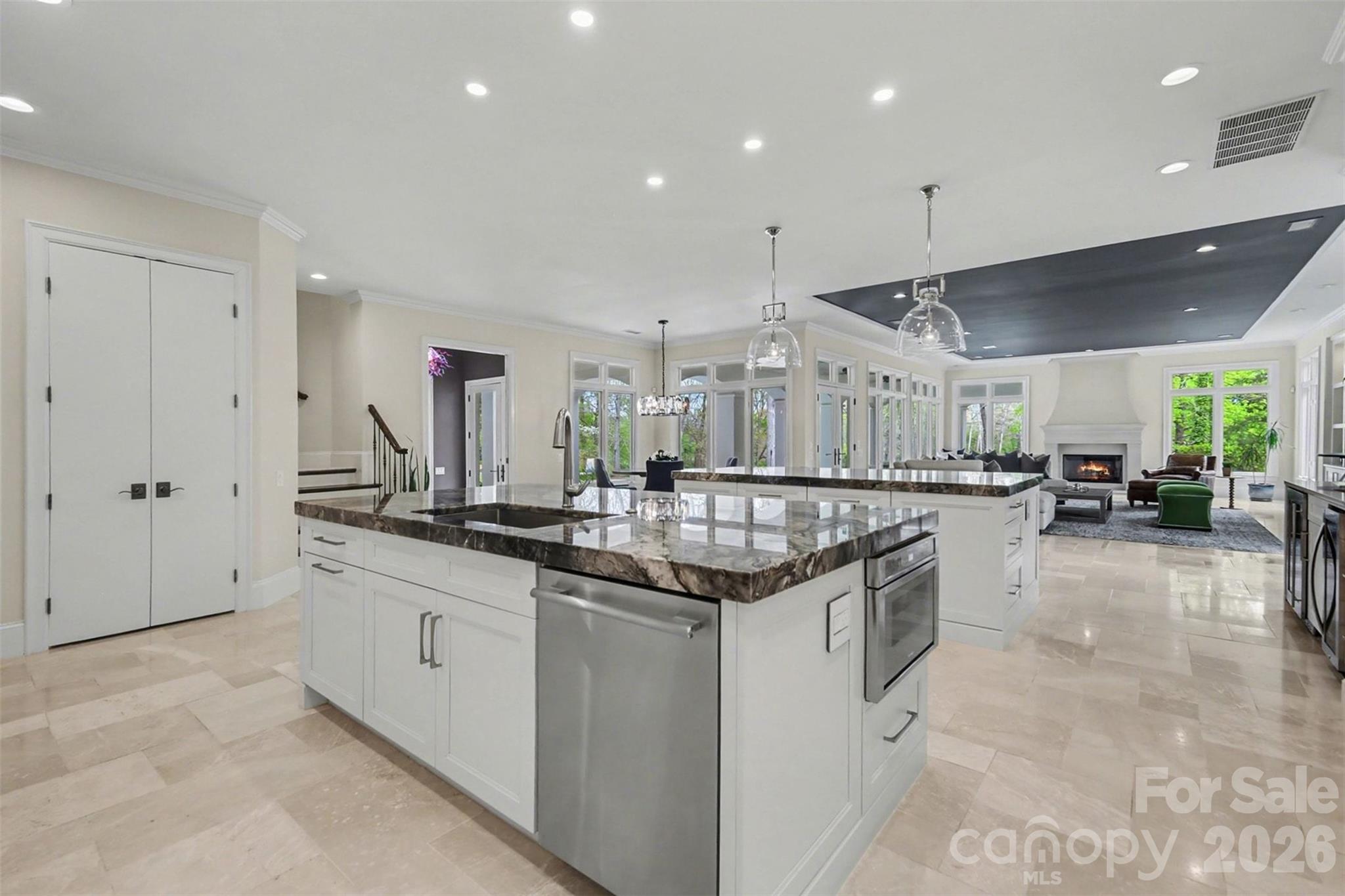 7225 Governors Row — Charlotte