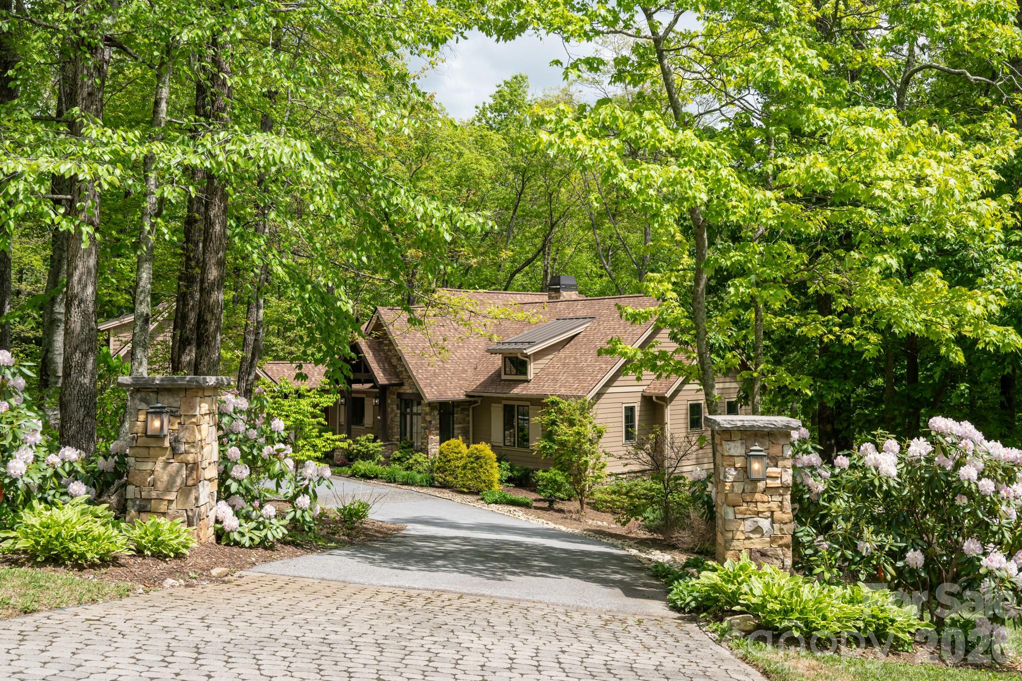 587 Autumn Sky Drive — Hendersonville
