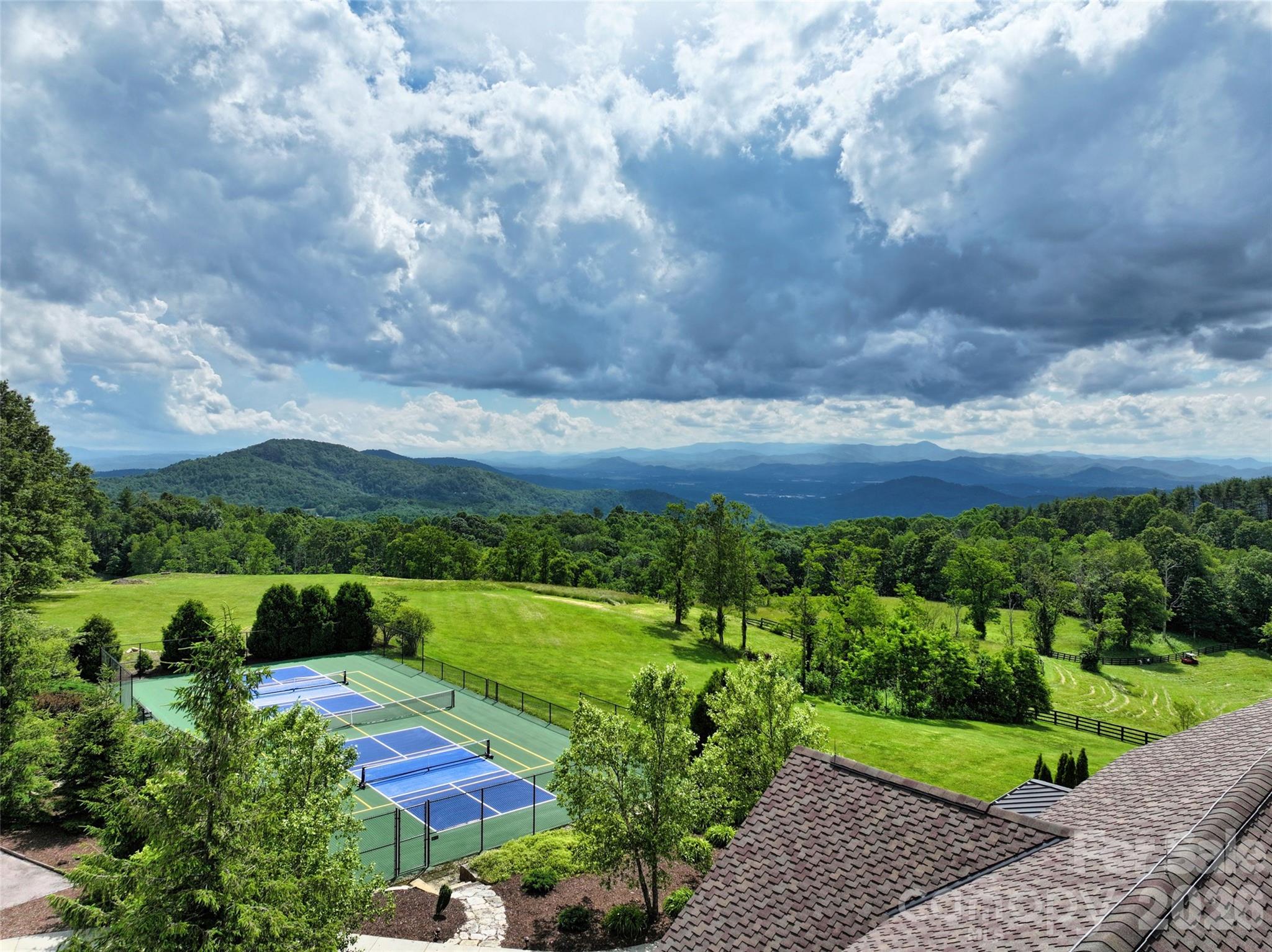 587 Autumn Sky Drive — Hendersonville