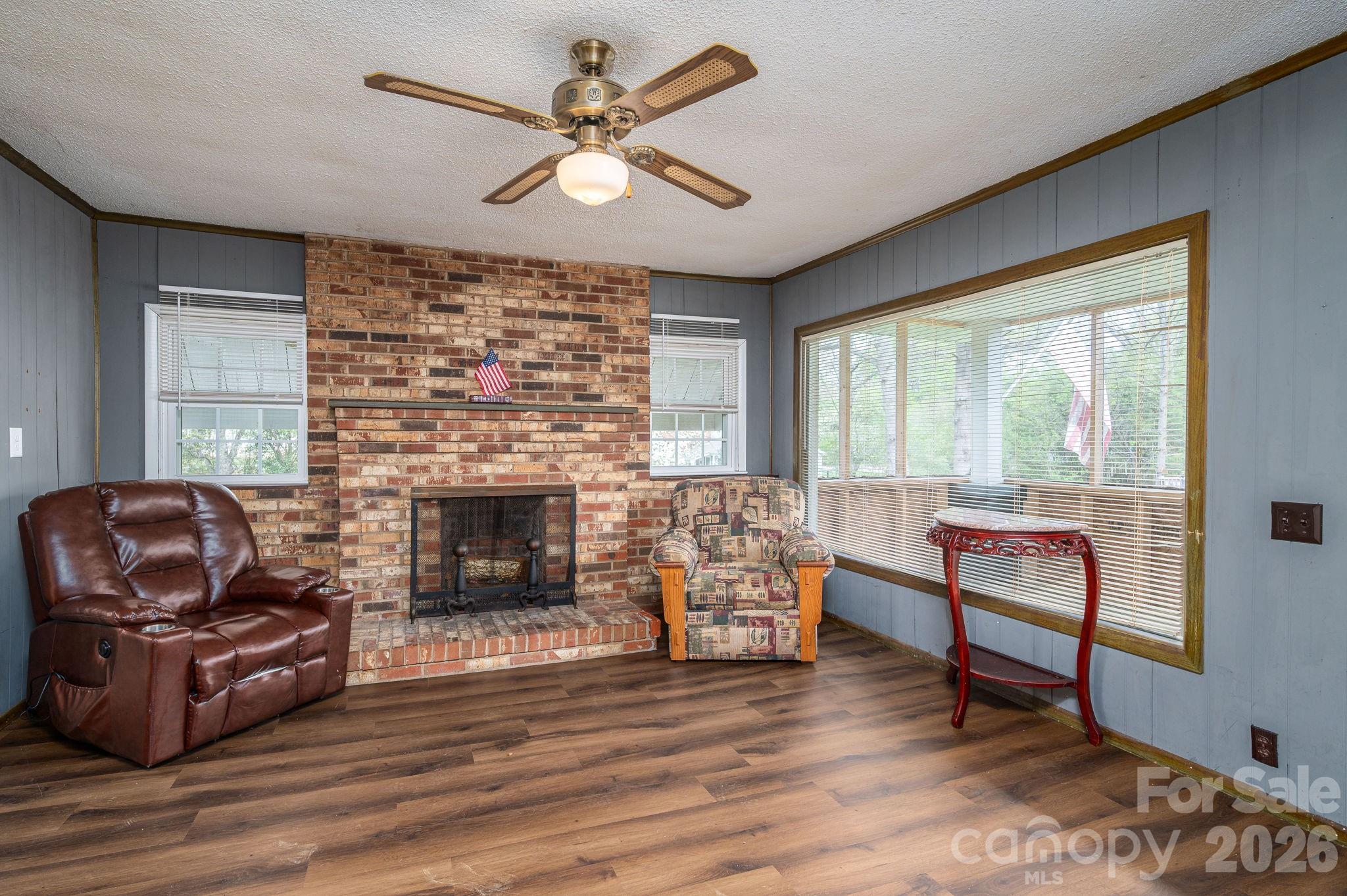111 E Carlton Street — Dallas