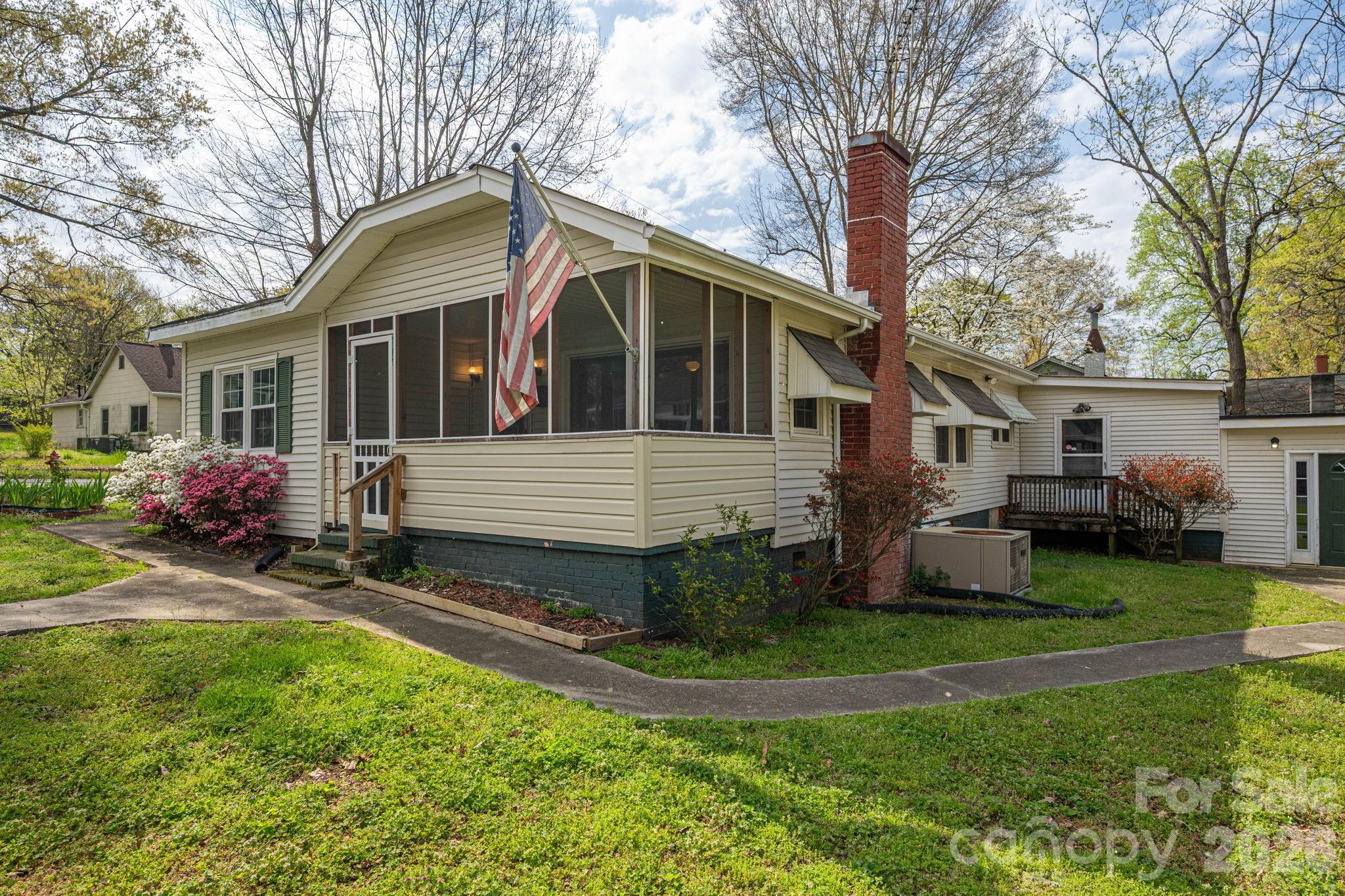 111 E Carlton Street — Dallas