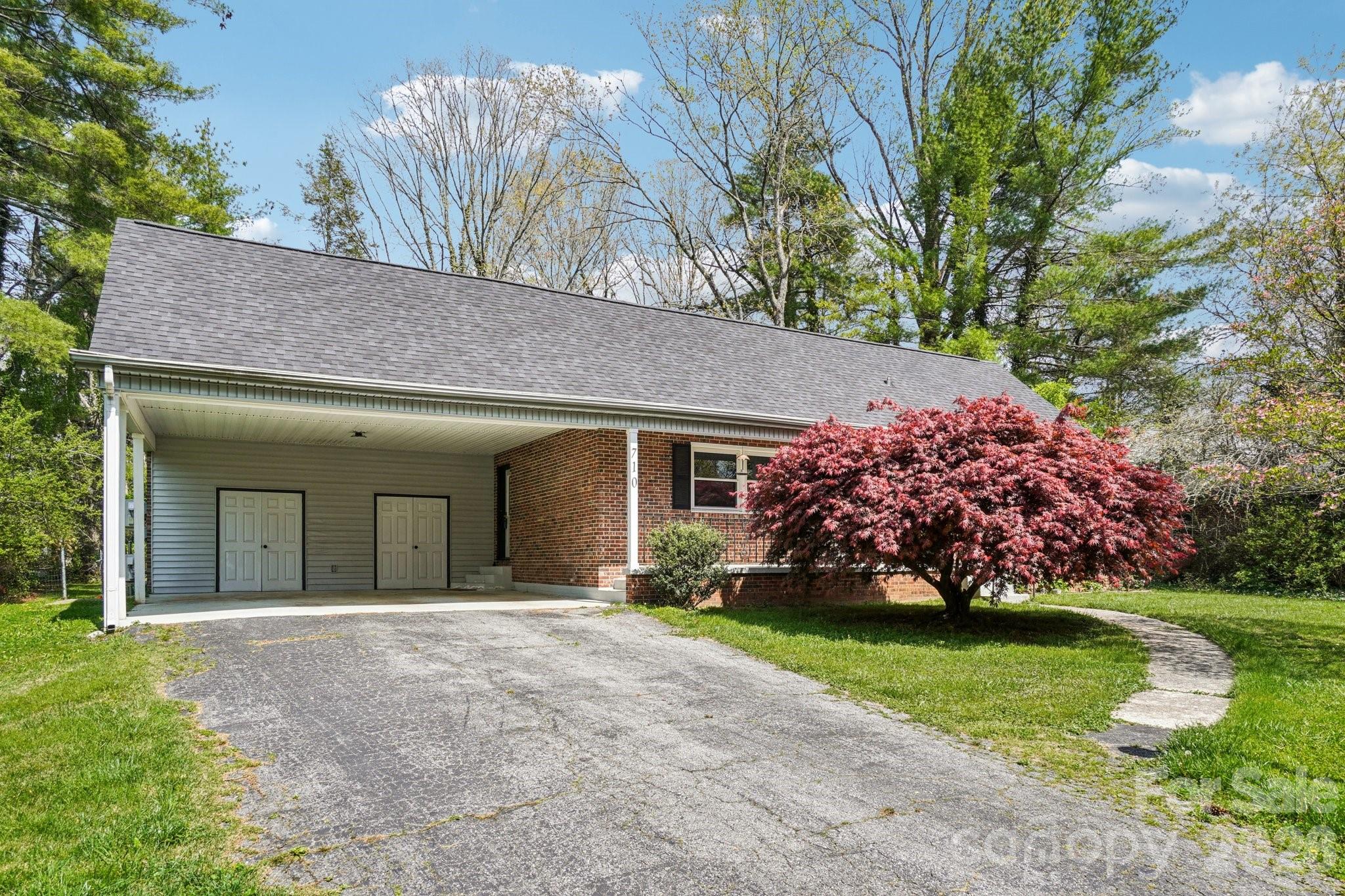 710 Heatherwood Drive — Hendersonville