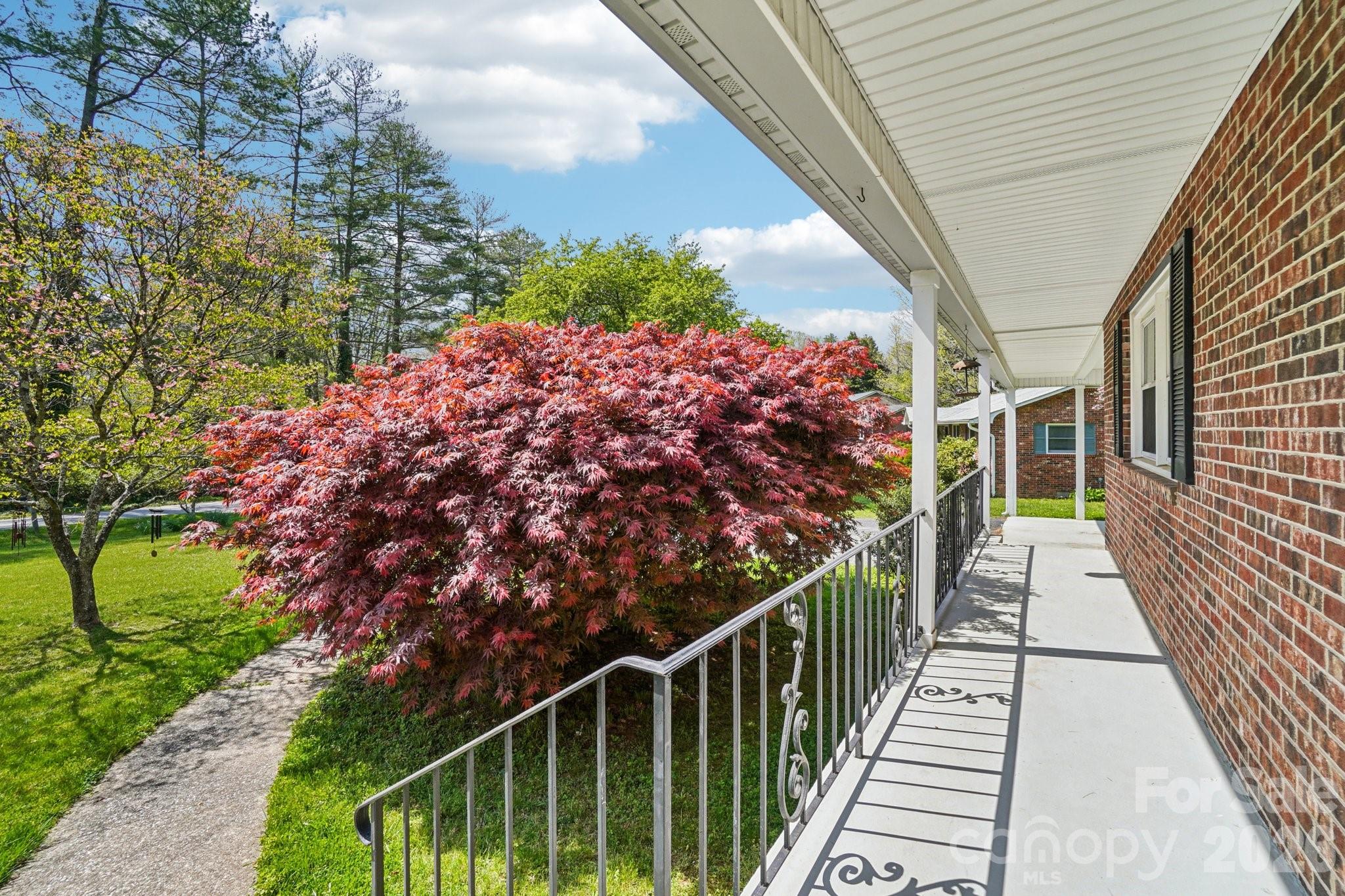 710 Heatherwood Drive — Hendersonville