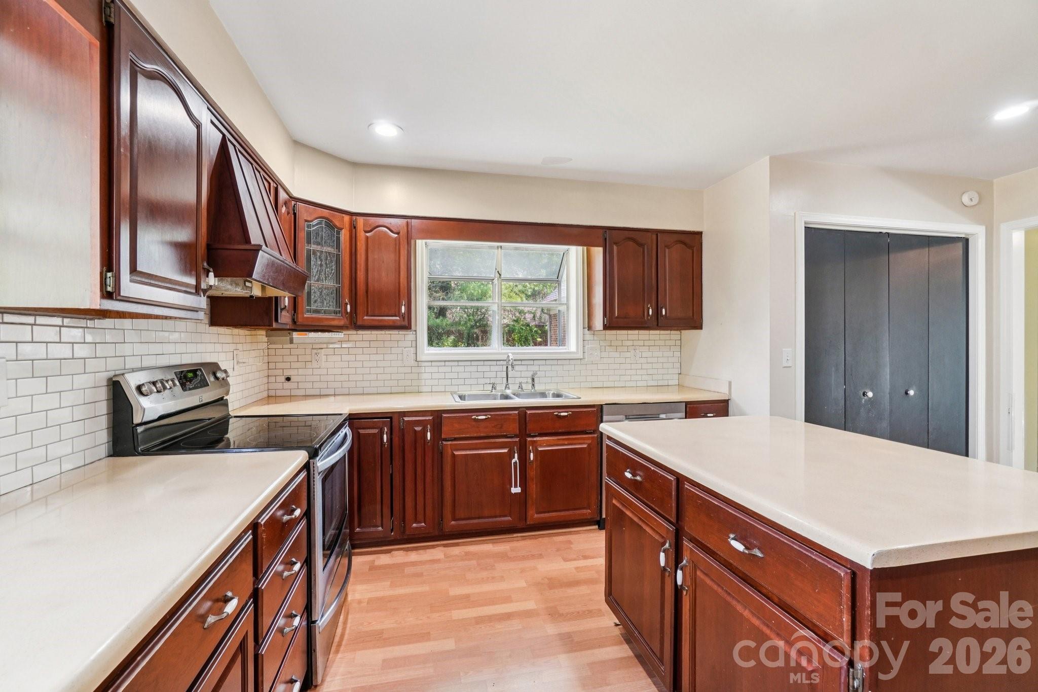 710 Heatherwood Drive — Hendersonville