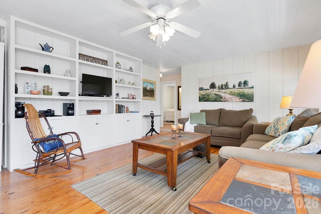 218 Hickory Lane — Lake Toxaway