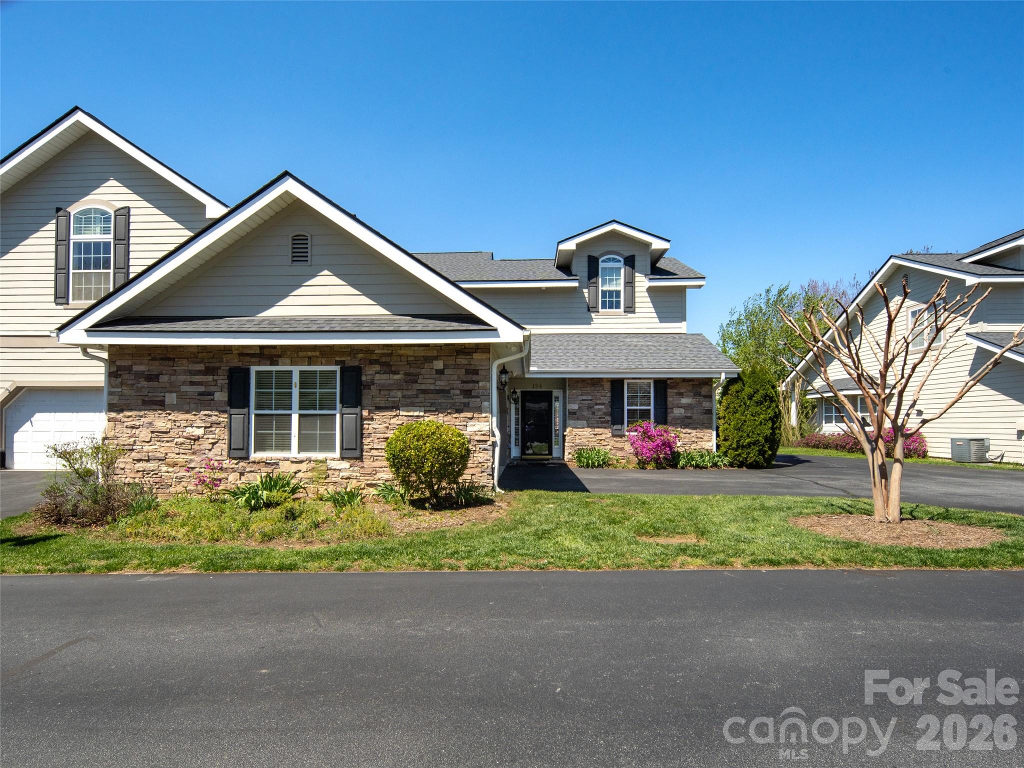 124 Towne Place Drive — Hendersonville