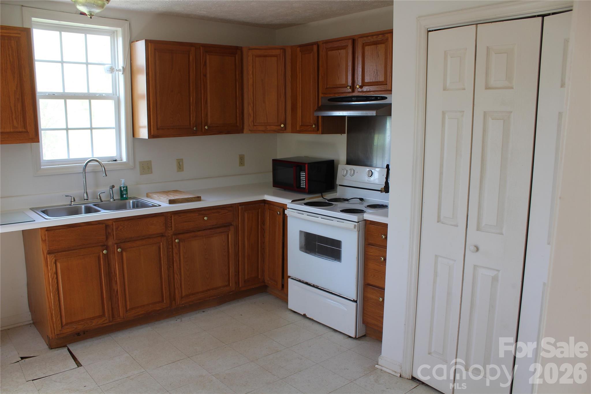 718 Live Oak Street — Shelby