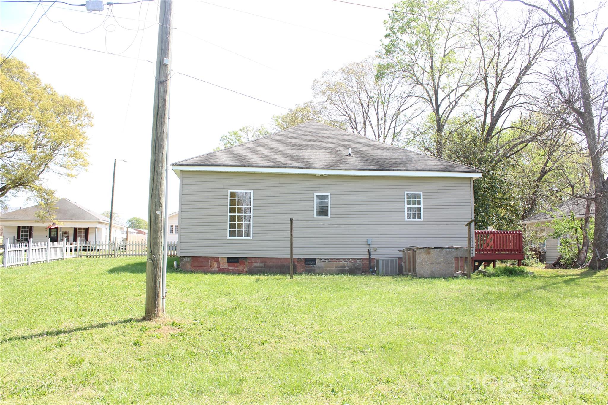 718 Live Oak Street — Shelby