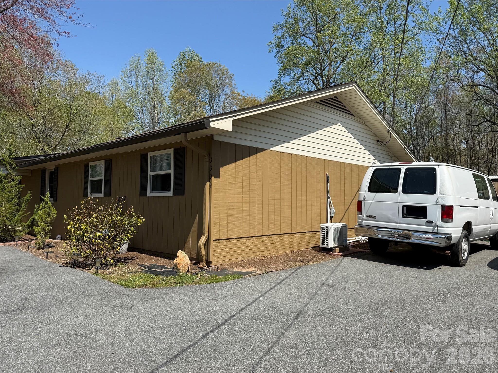3309 40th Avenue Place NE — Hickory
