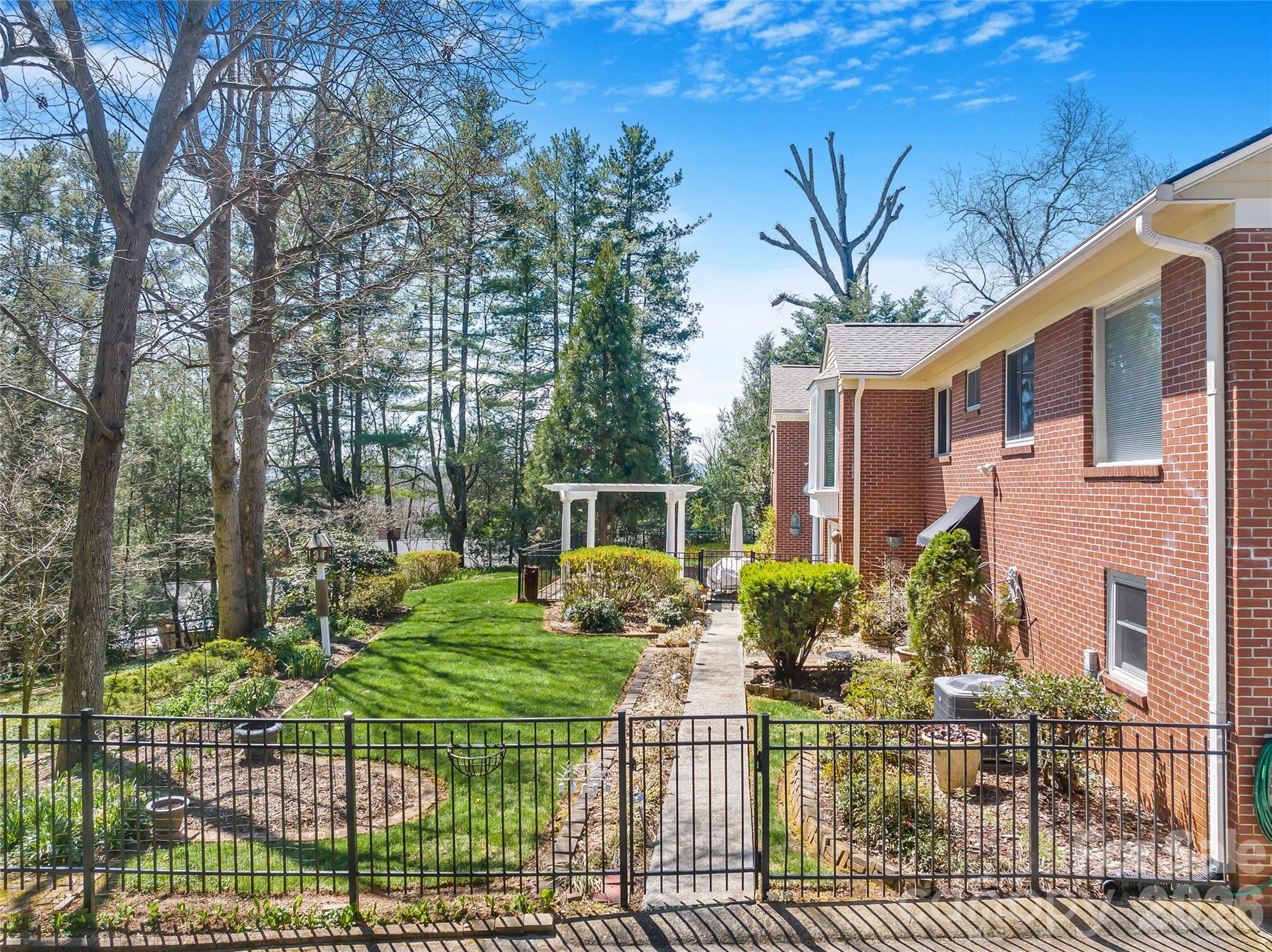 4 Dogwood Road — Asheville