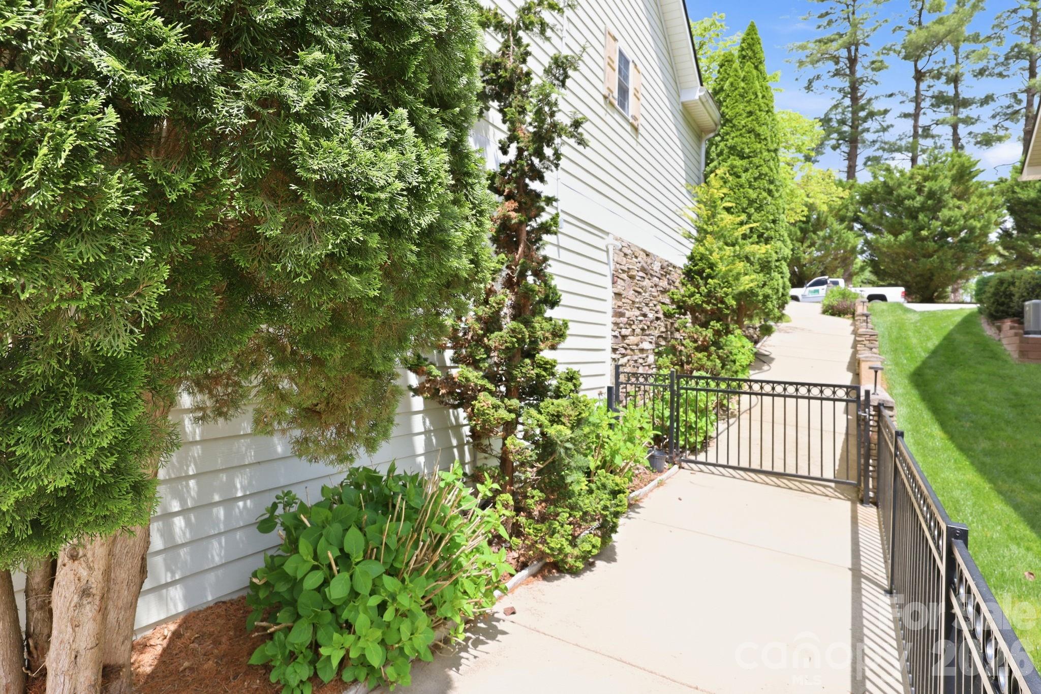 612 Vista Falls Road — Mills River