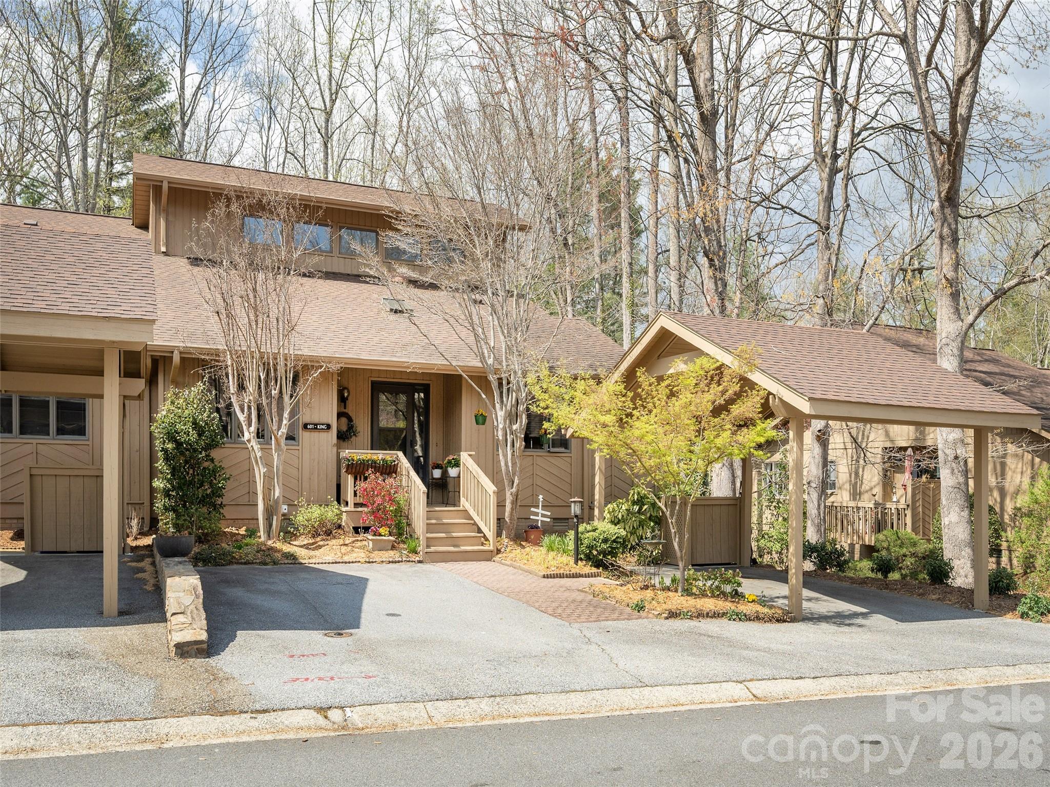 601 Red Oak Drive — Hendersonville