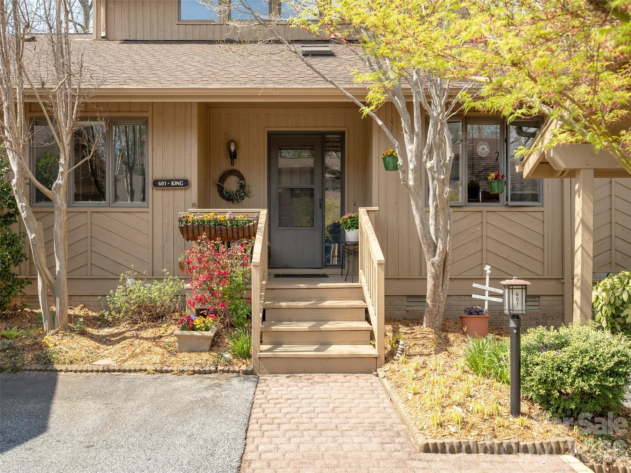601 Red Oak Drive — Hendersonville