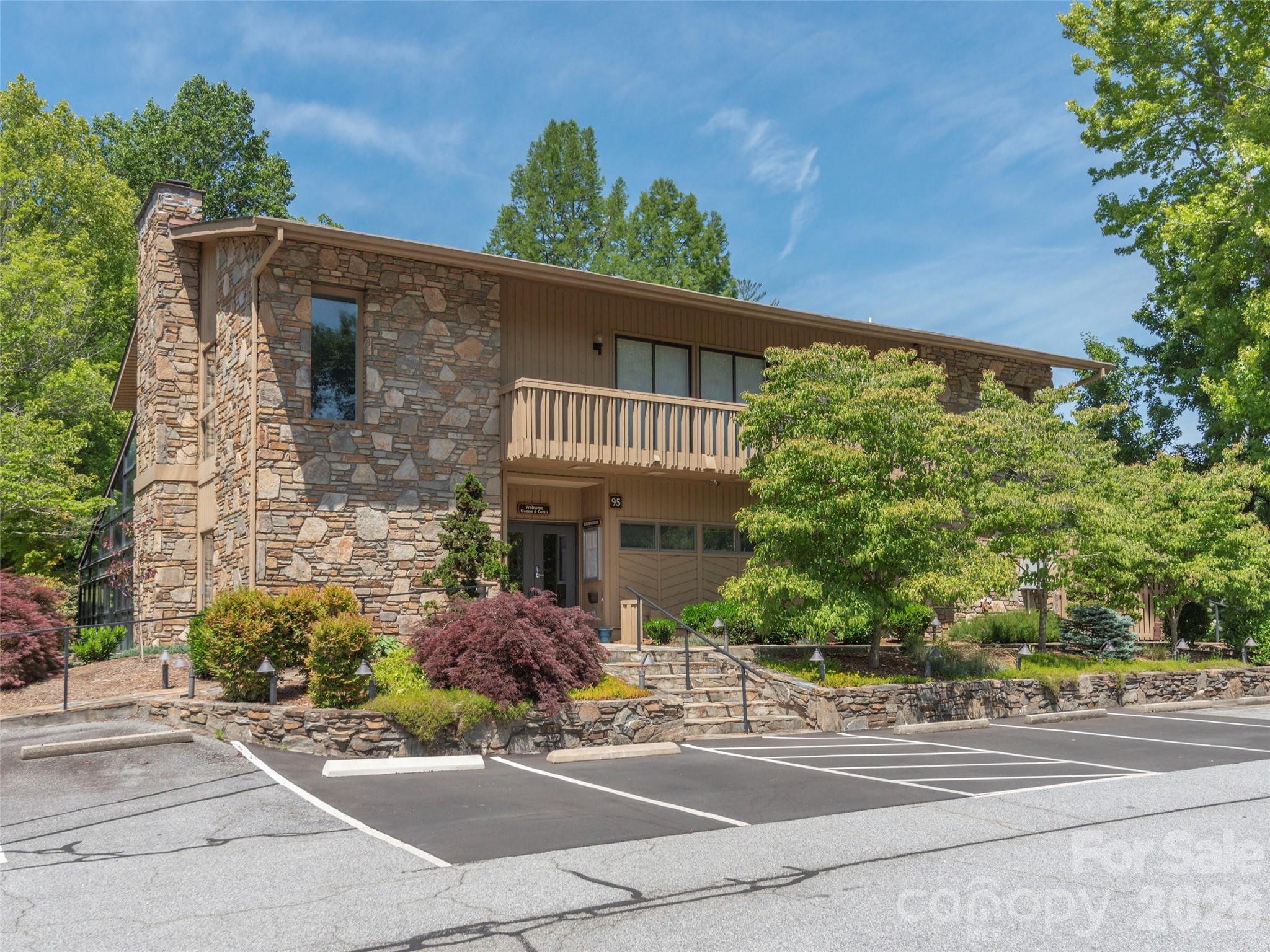 601 Red Oak Drive — Hendersonville