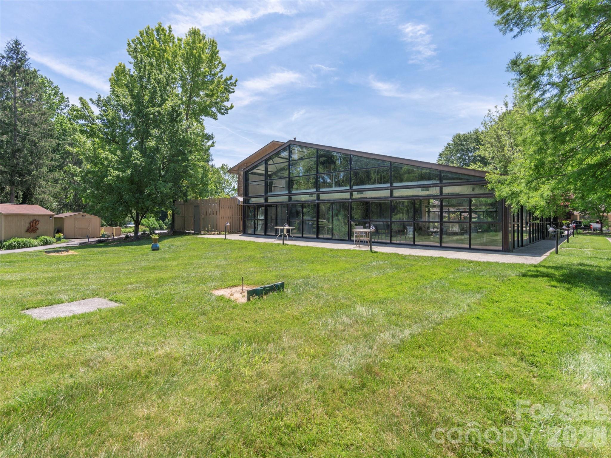 601 Red Oak Drive — Hendersonville
