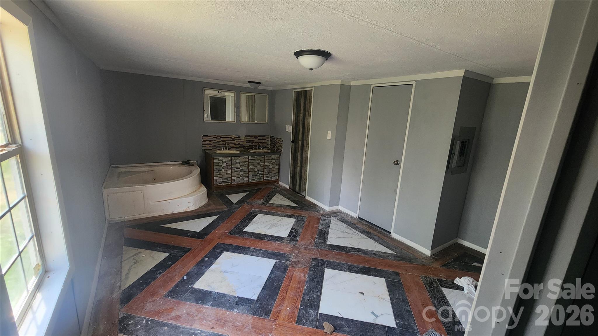 802 W 15th Street — Newton