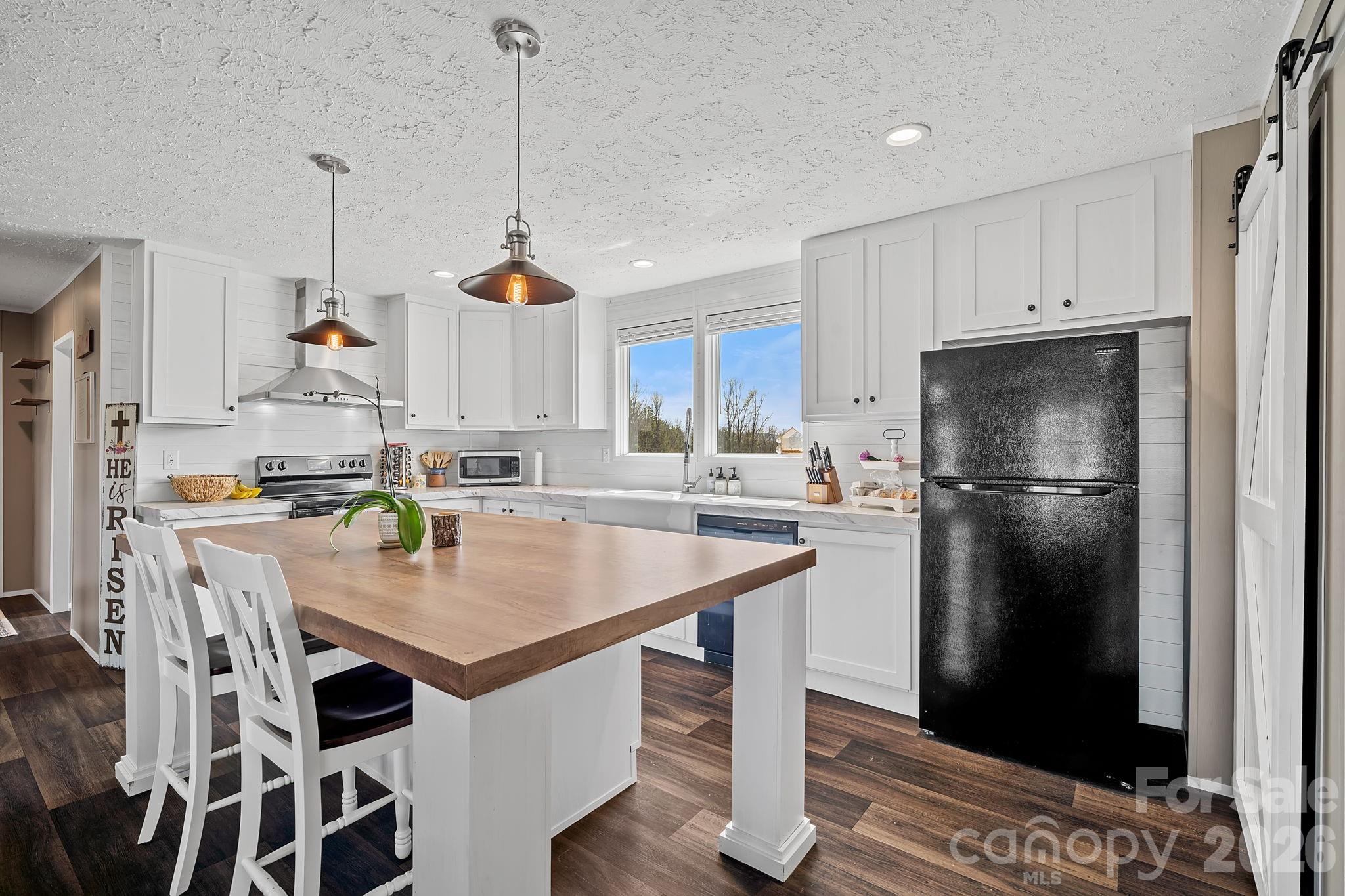 59 Alberto Way — Hendersonville