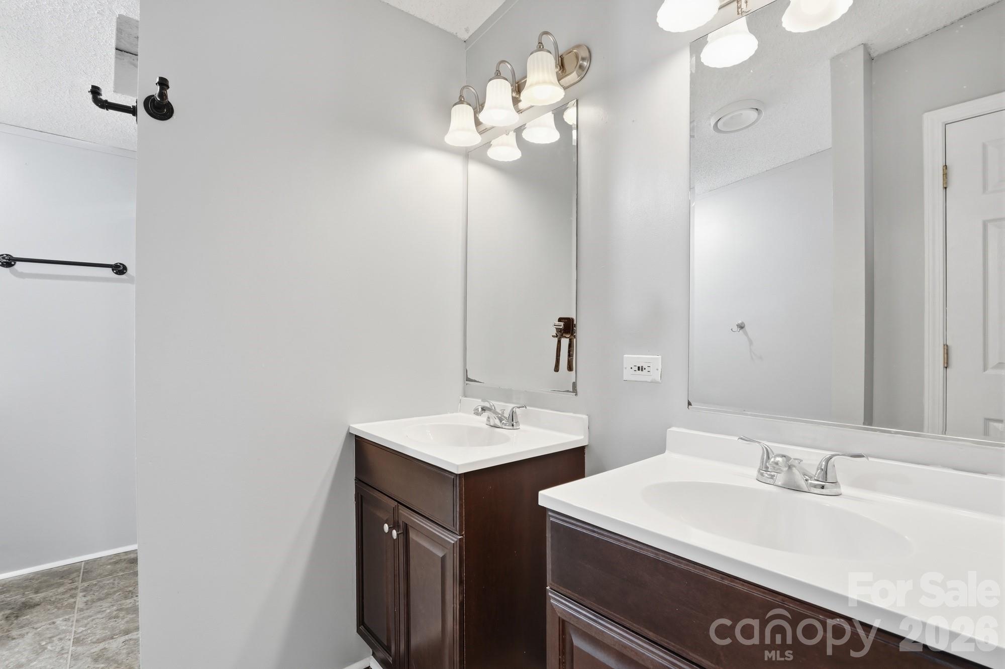605 Ridgewood Court — Mount Holly