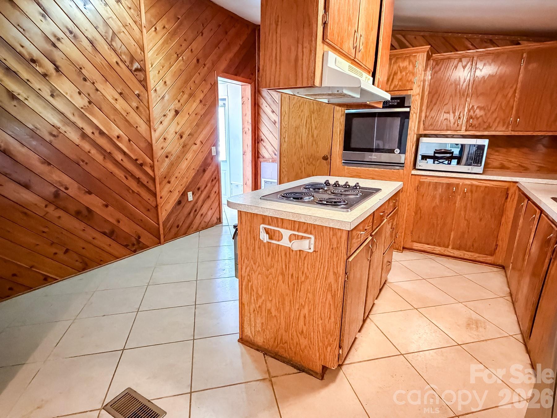2746 Orangewood Lane — Newton