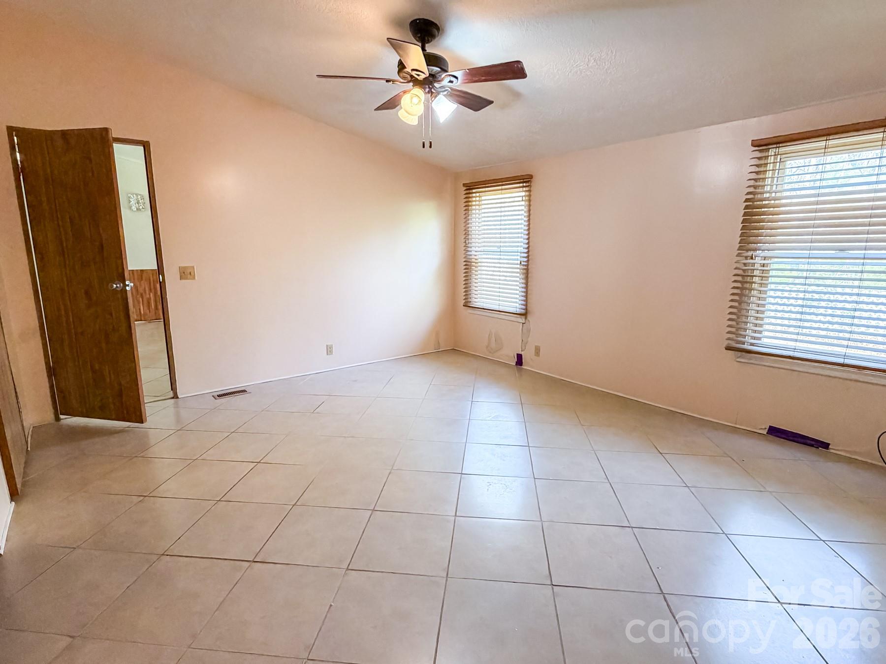 2746 Orangewood Lane — Newton
